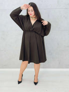 Brązowa sukienka XL z dekoltem w serek – modna stylizacja plus size -przodem 