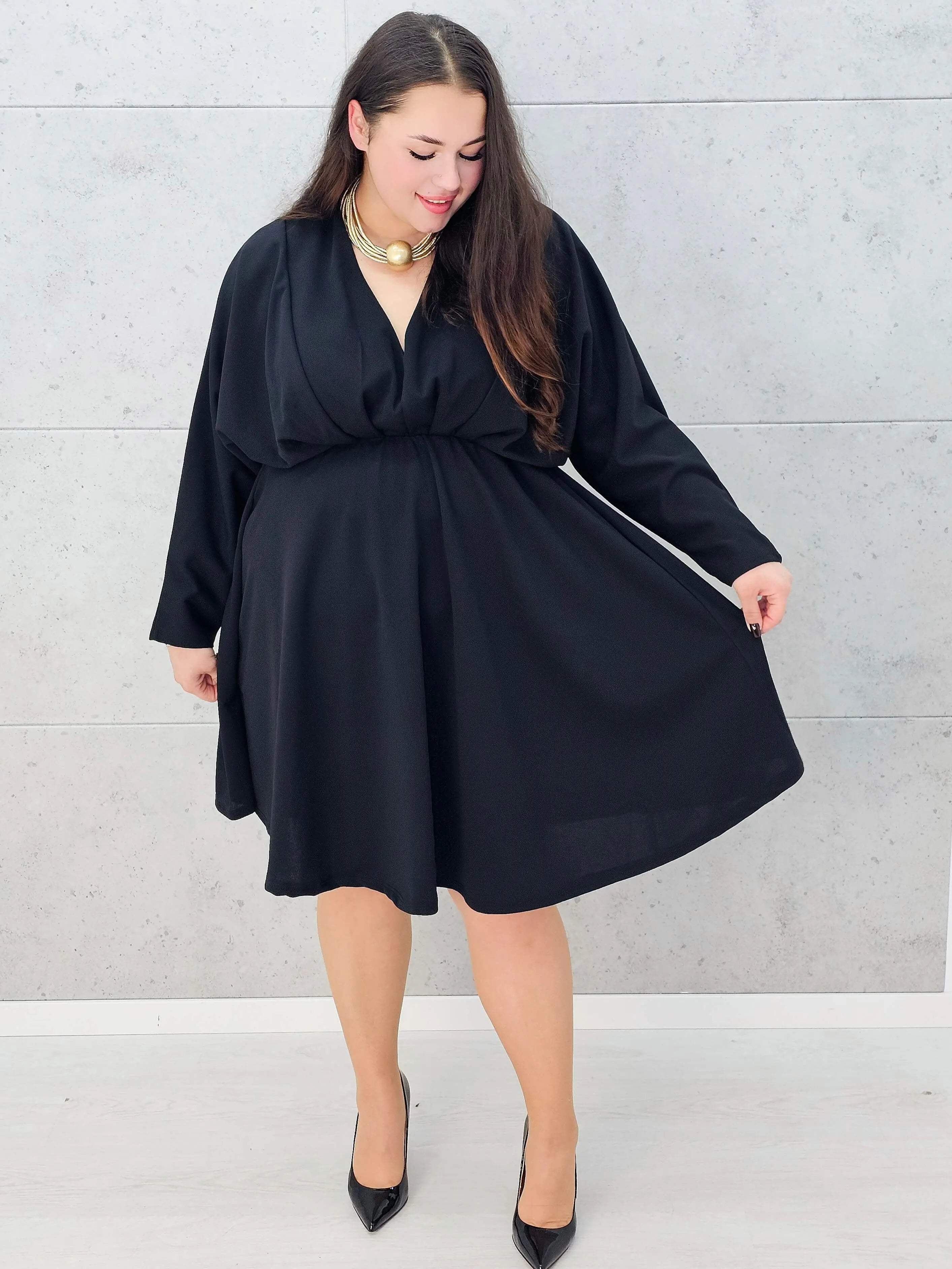 Czarna rozkloszowana sukienka plus size na wesele lub kolację - przodem z pokazaniem litry A