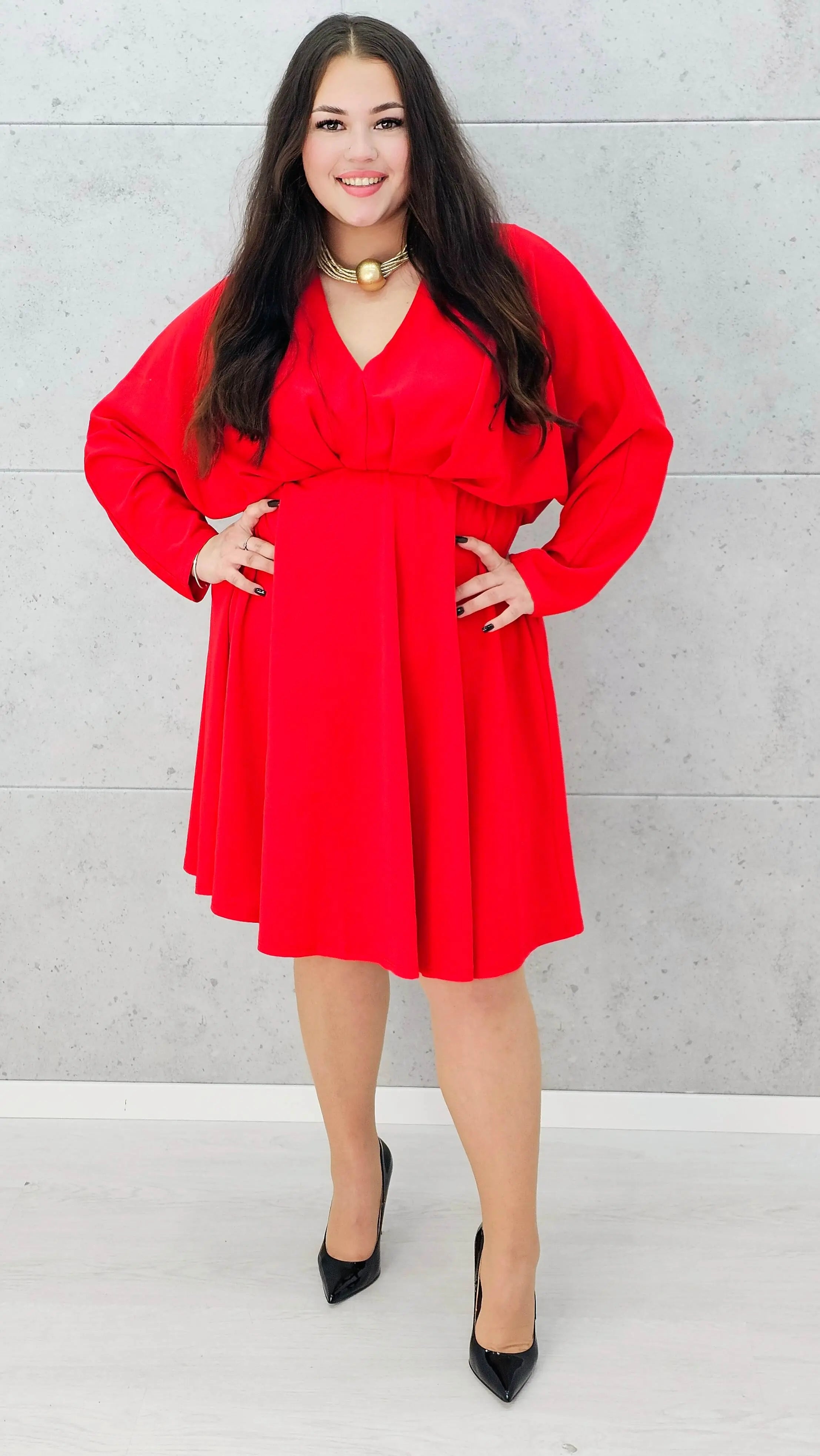 Czerwona sukienka plus size z dekoltem V – elegancka kreacja dla kobiet XL - w całości 