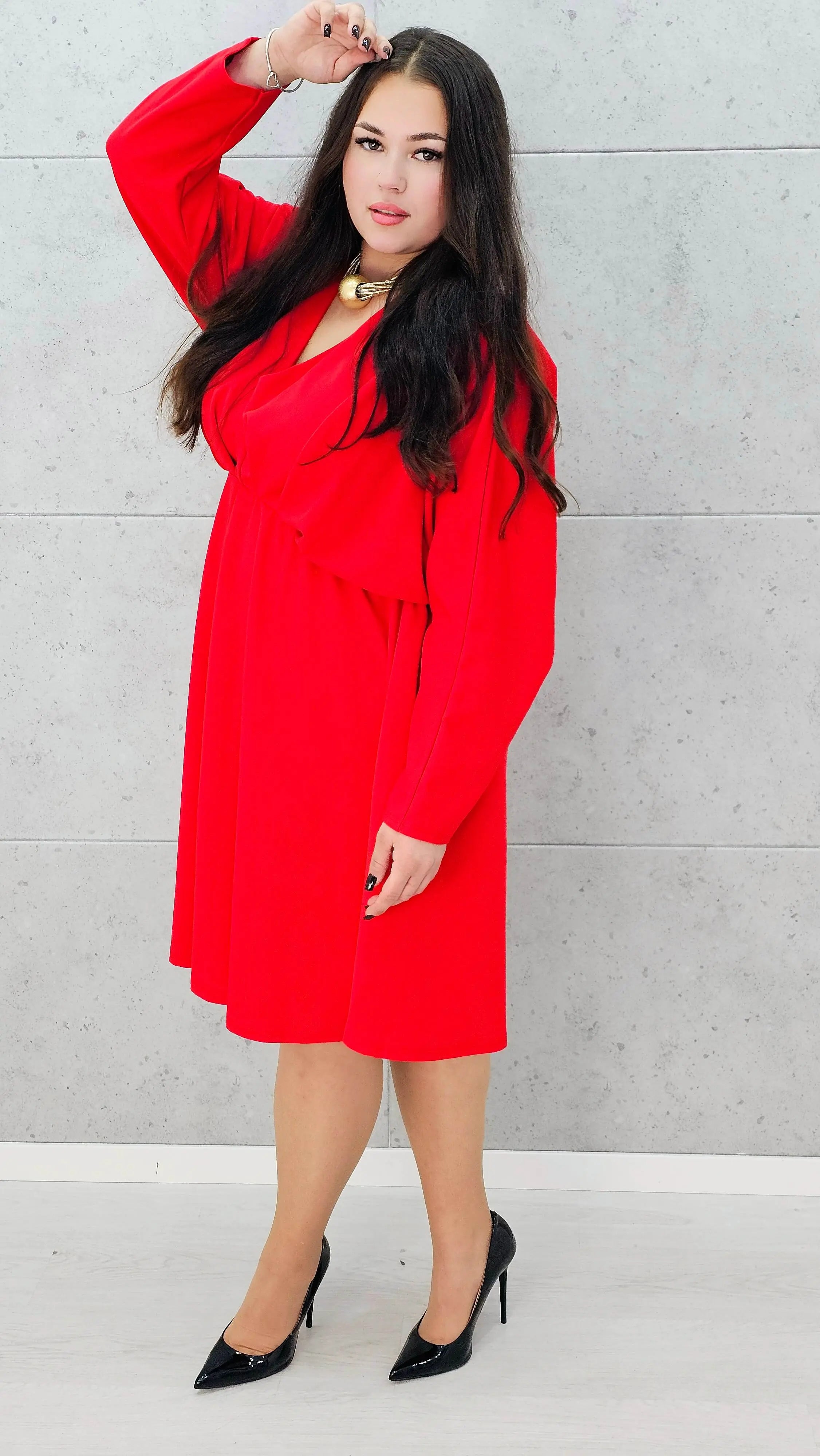 Czerwona sukienka plus size z dekoltem V – elegancka kreacja dla kobiet XL - bokiem zdjęcie 