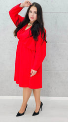 Czerwona sukienka plus size z dekoltem V – elegancka kreacja dla kobiet XL - bokiem zdjęcie 