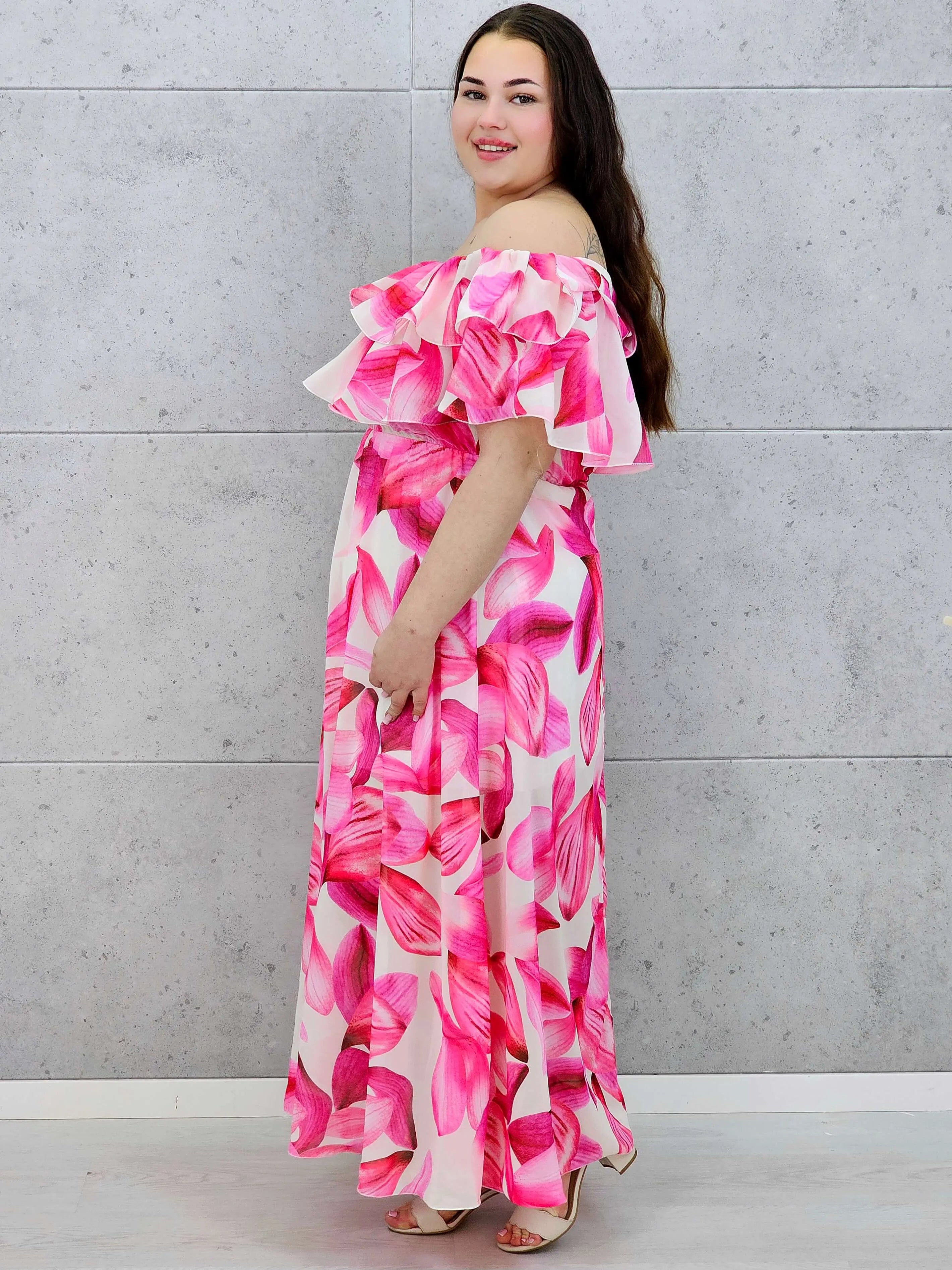 Różowa sukienka plus size  maxi hiszpanka z falbaną i kwiatowym printem Stylowa XL