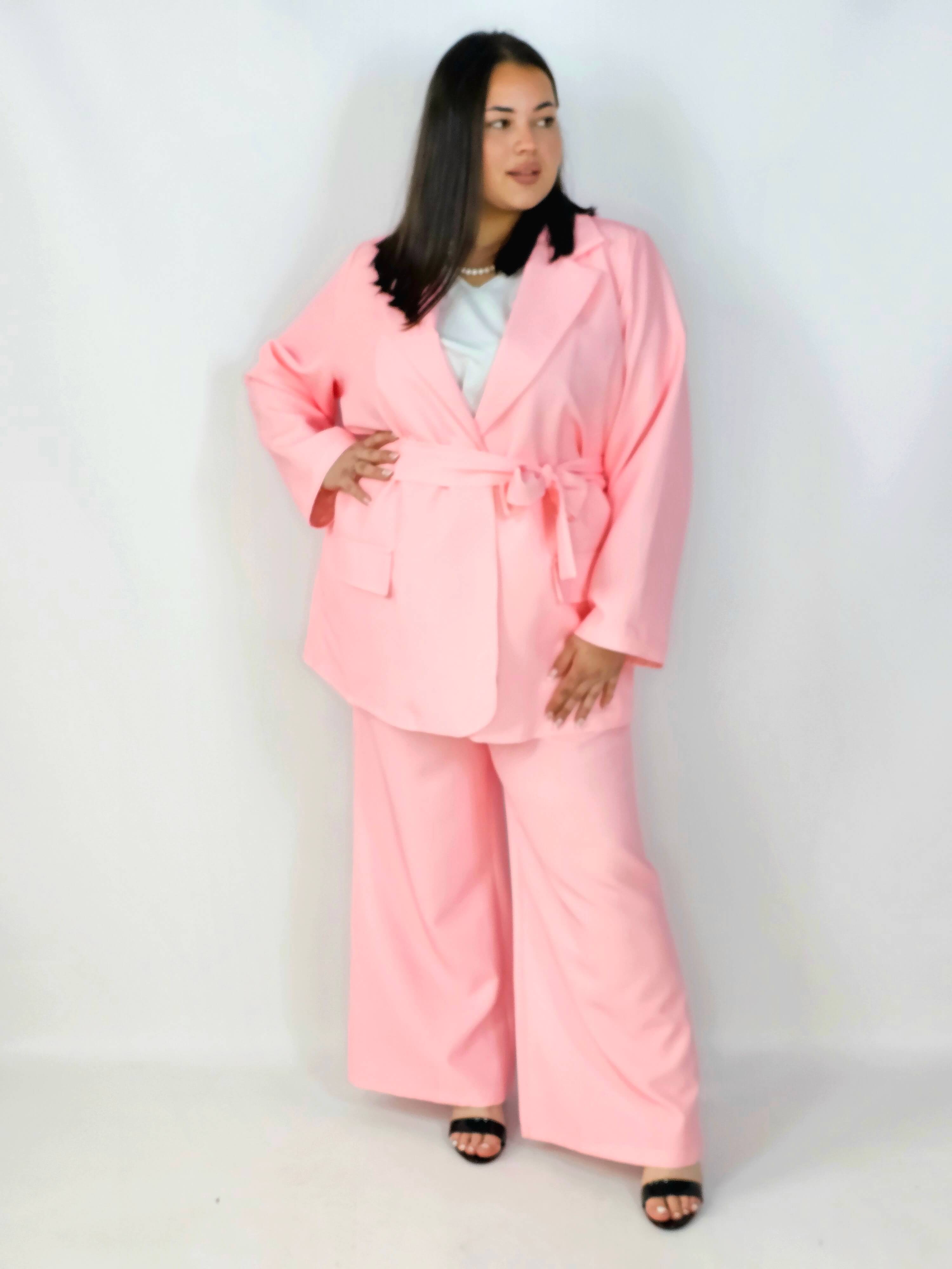 Różowy Komplet Plus Size StylowaXL – Kobieca Elegancja z Nutą Odwagi Stylowa XL