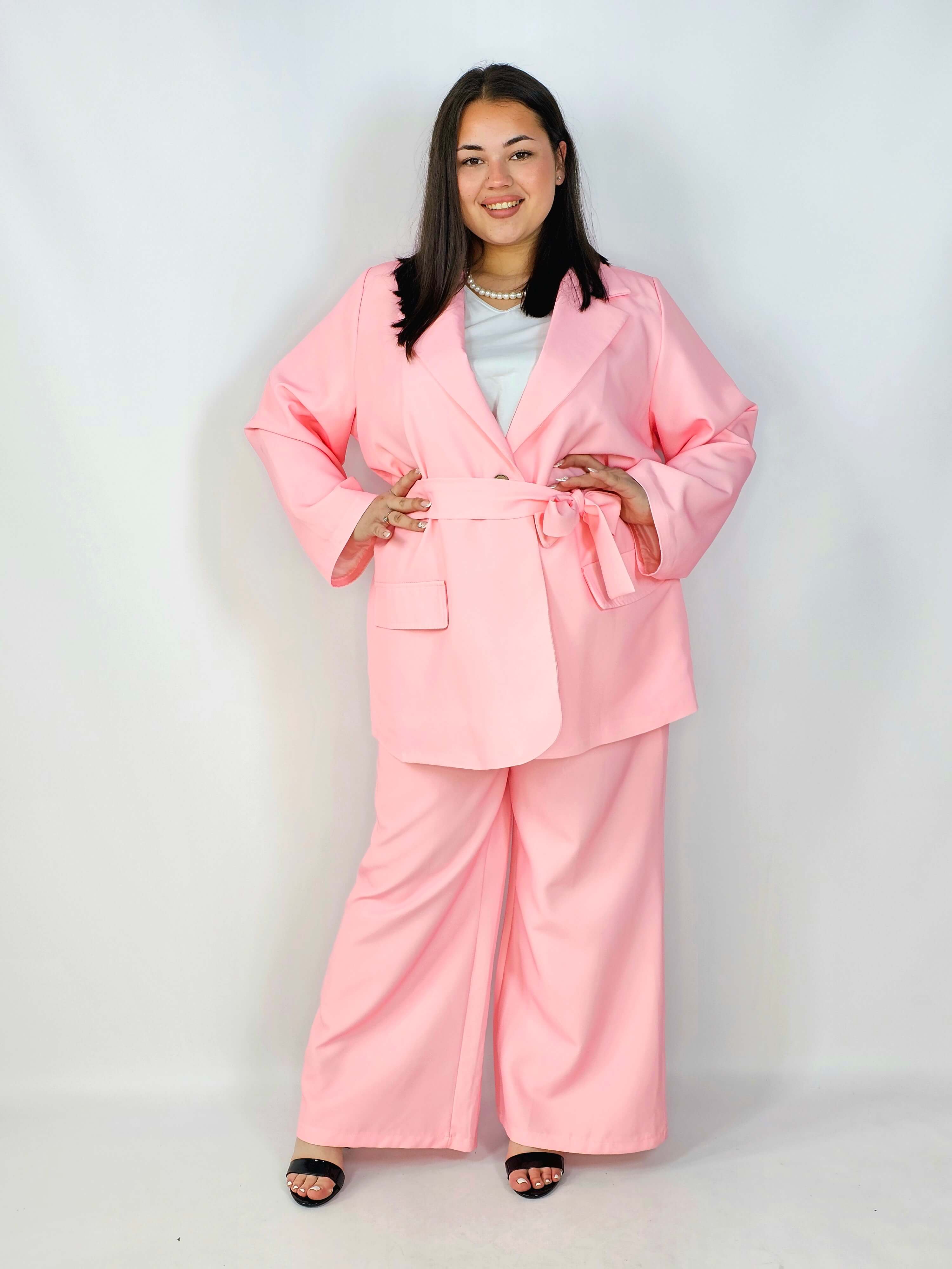 Różowy Komplet Plus Size StylowaXL – Kobieca Elegancja z Nutą Odwagi Stylowa XL