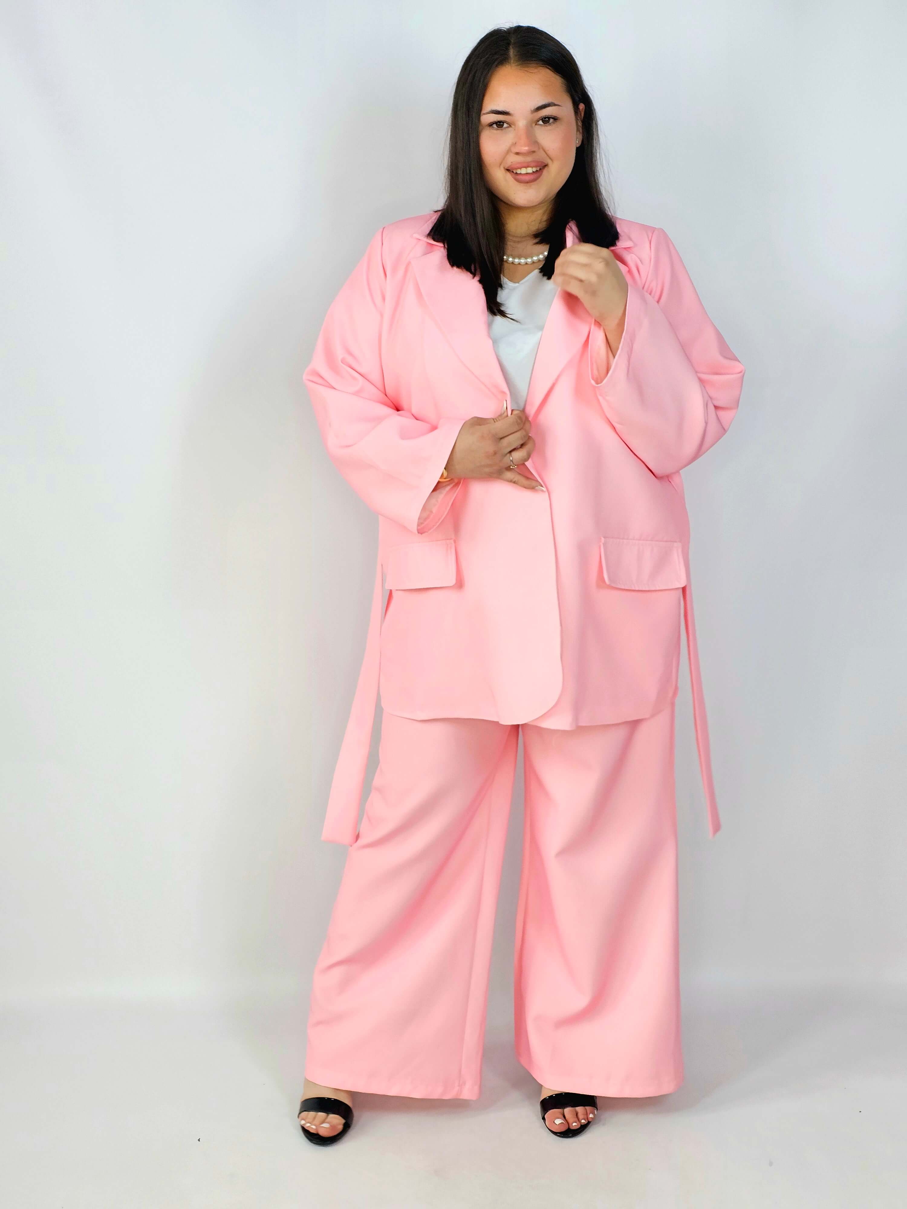 Różowy Komplet Plus Size StylowaXL – Kobieca Elegancja z Nutą Odwagi Stylowa XL