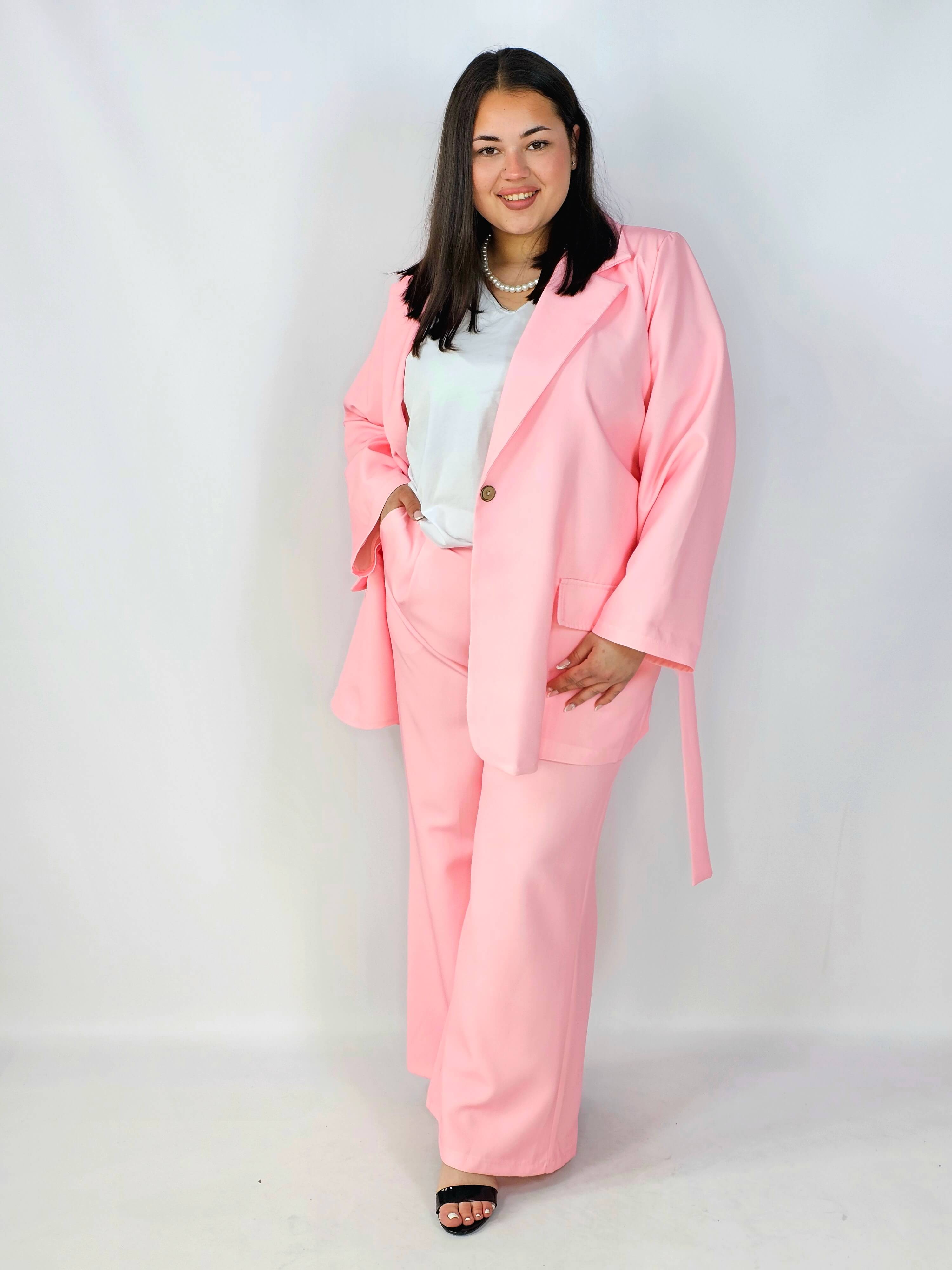 Różowy Komplet Plus Size StylowaXL – Kobieca Elegancja z Nutą Odwagi Stylowa XL