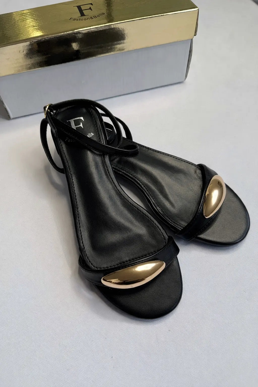 Sandały damskie na niskim obcasie z złotą ozdobą Fashion & Bella Stylowa XL