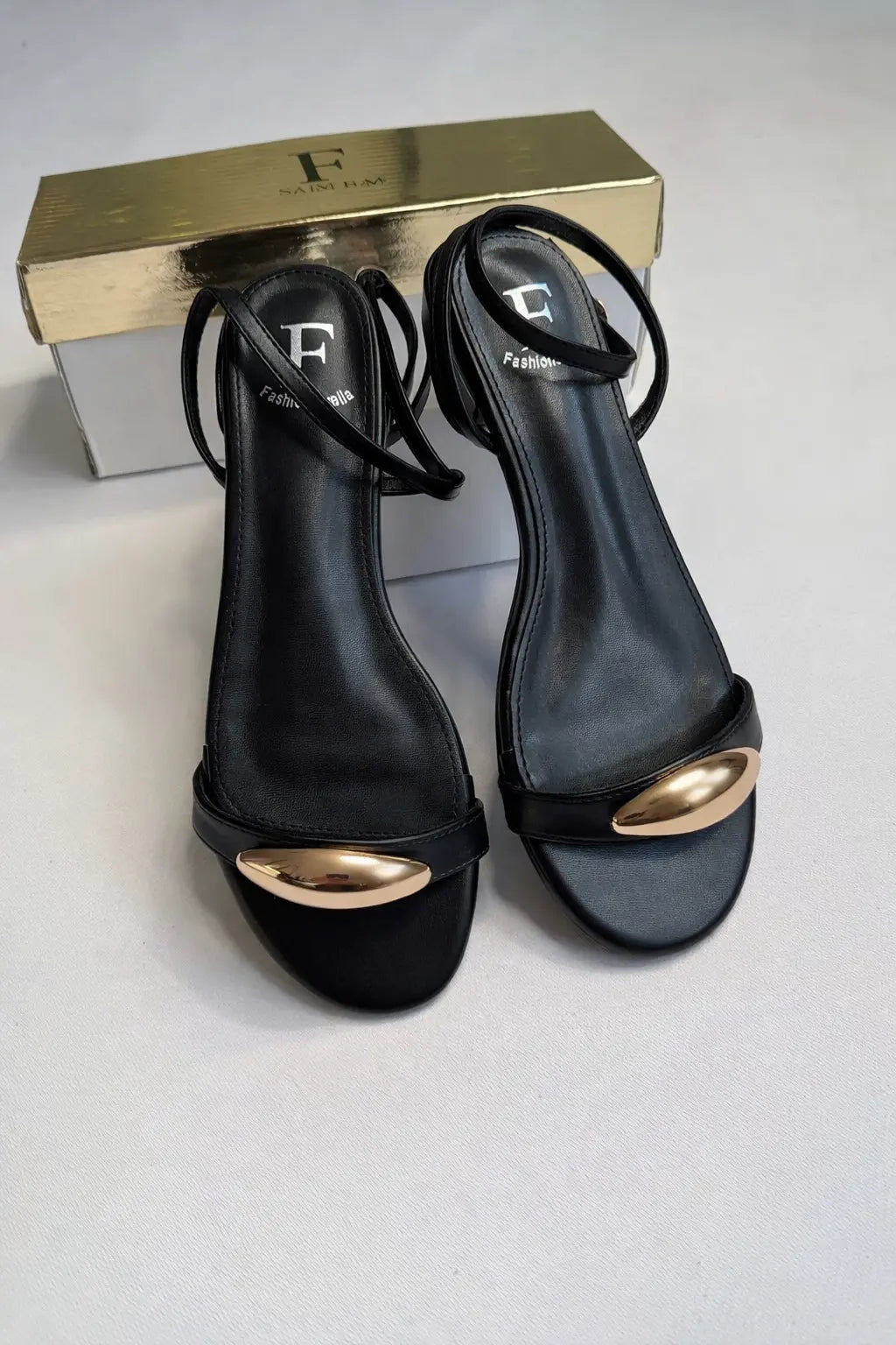 Sandały damskie na niskim obcasie z złotą ozdobą Fashion & Bella Stylowa XL