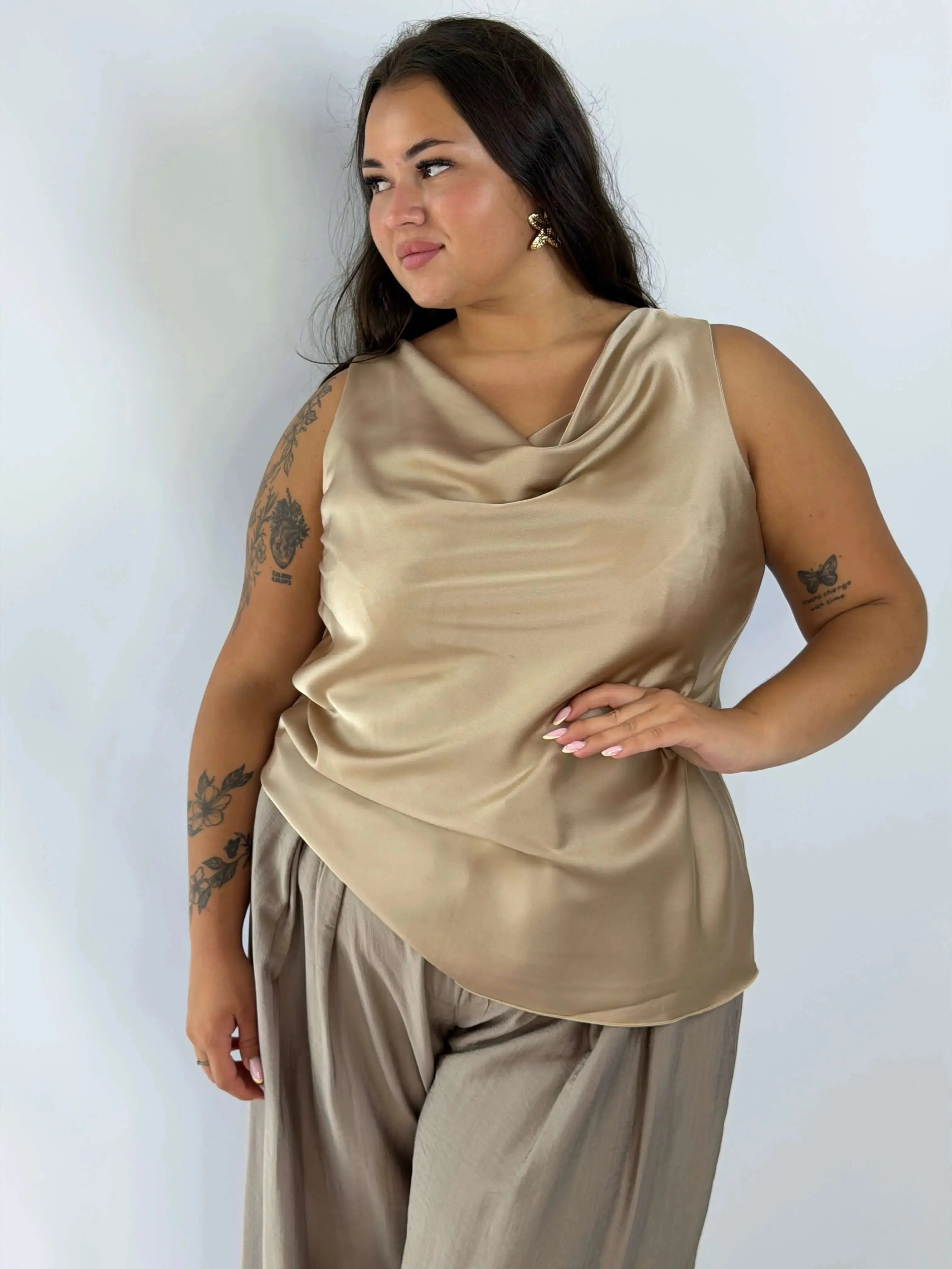 Satynowa bluzka Plus Size z lejącym dekoltem – elegancja i kobiecy styl Stylowa XL