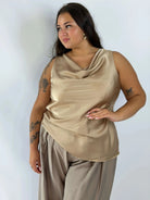 Satynowa bluzka Plus Size z lejącym dekoltem – elegancja i kobiecy styl Stylowa XL