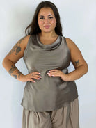 Satynowa bluzka Plus Size z lejącym dekoltem – elegancja i kobiecy styl Stylowa XL