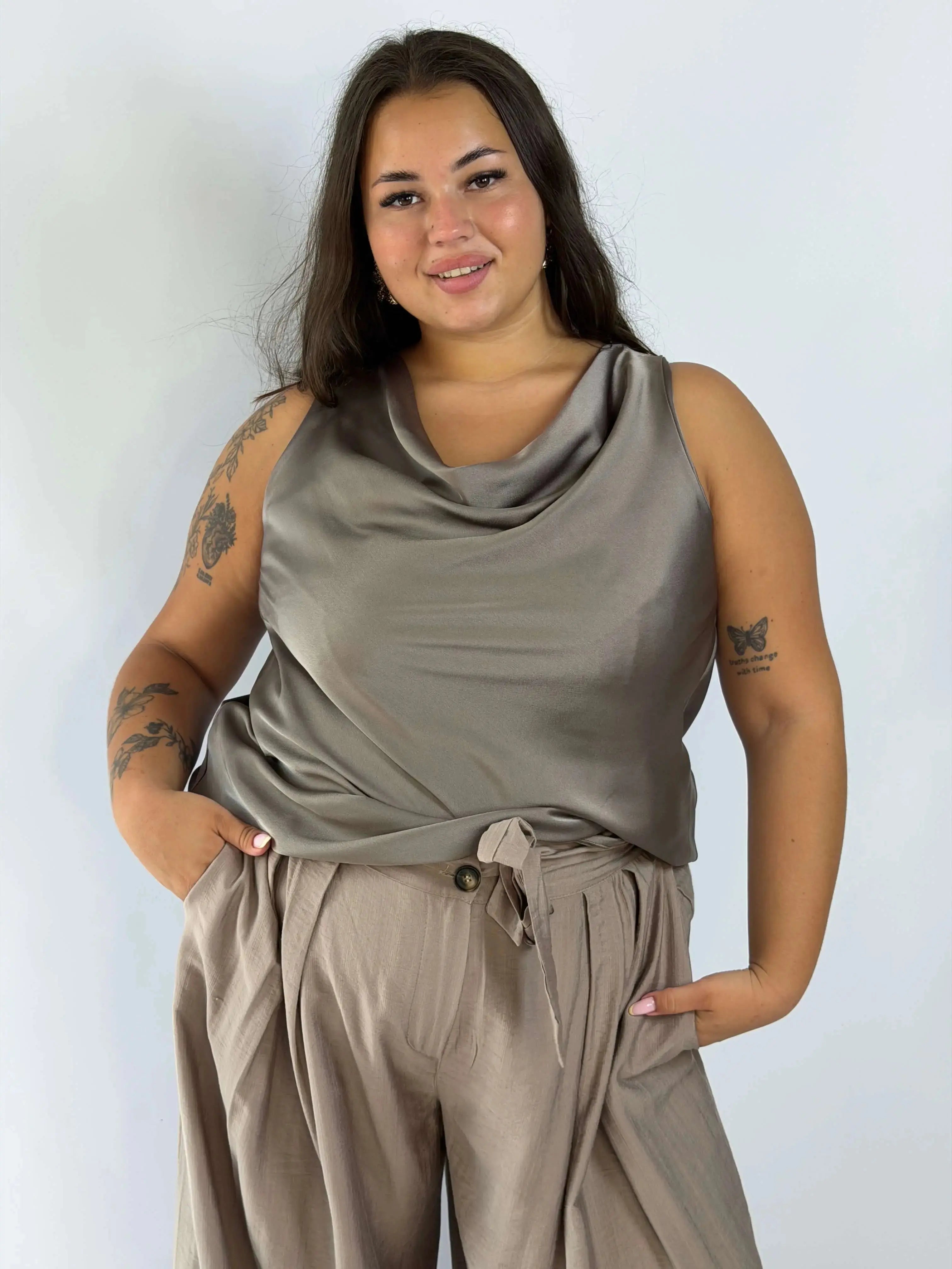 Satynowa bluzka Plus Size z lejącym dekoltem – elegancja i kobiecy styl Stylowa XL