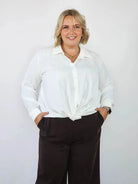 Satynowa koszula plus size z wiązaniem – elegancka bluzka koszulowa XXL Stylowa XL