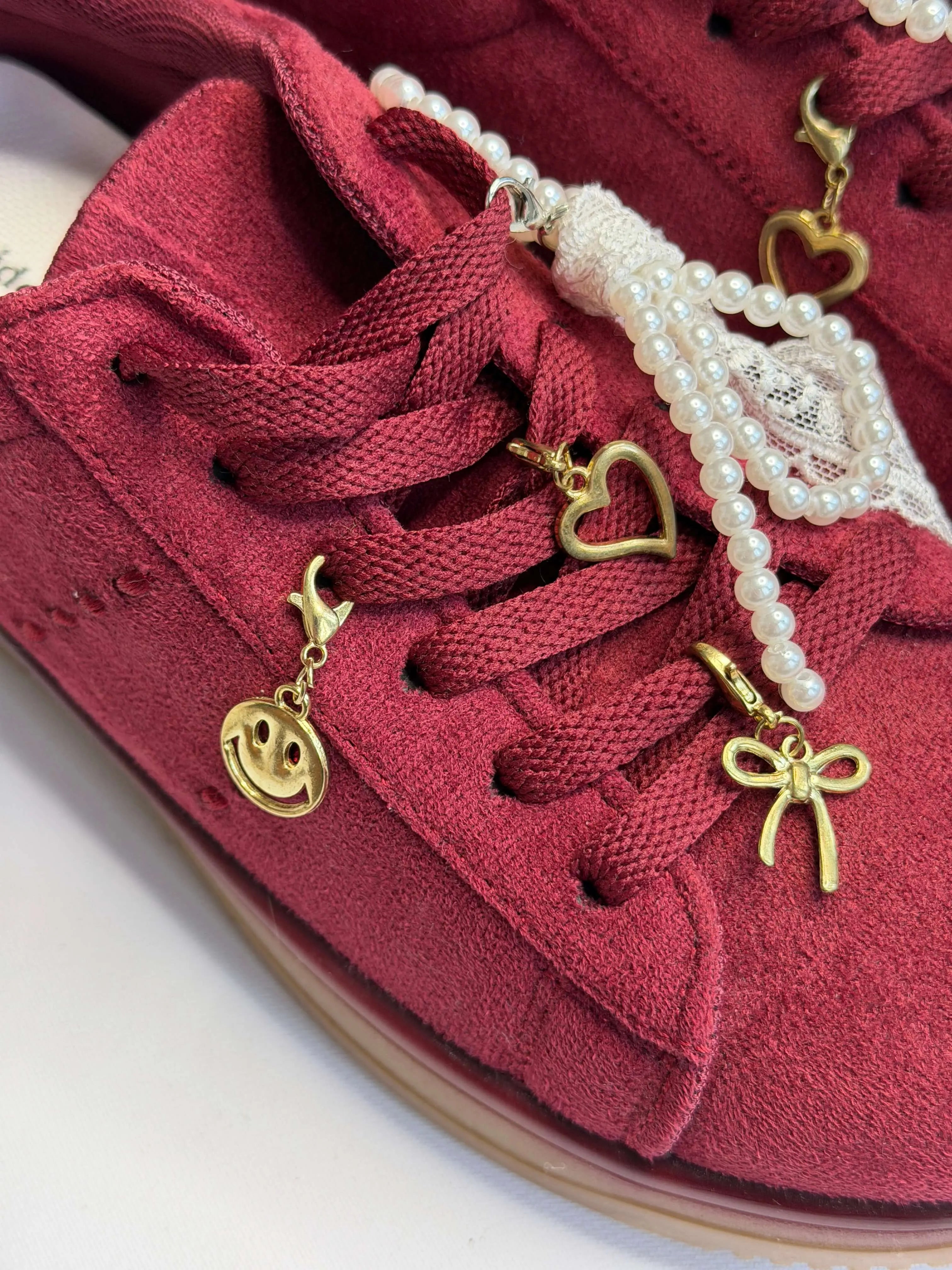 Sneakersy damskie bordowe zamszowe z ozdobnymi zawieszkami i perłową kokardą Stylowa XL