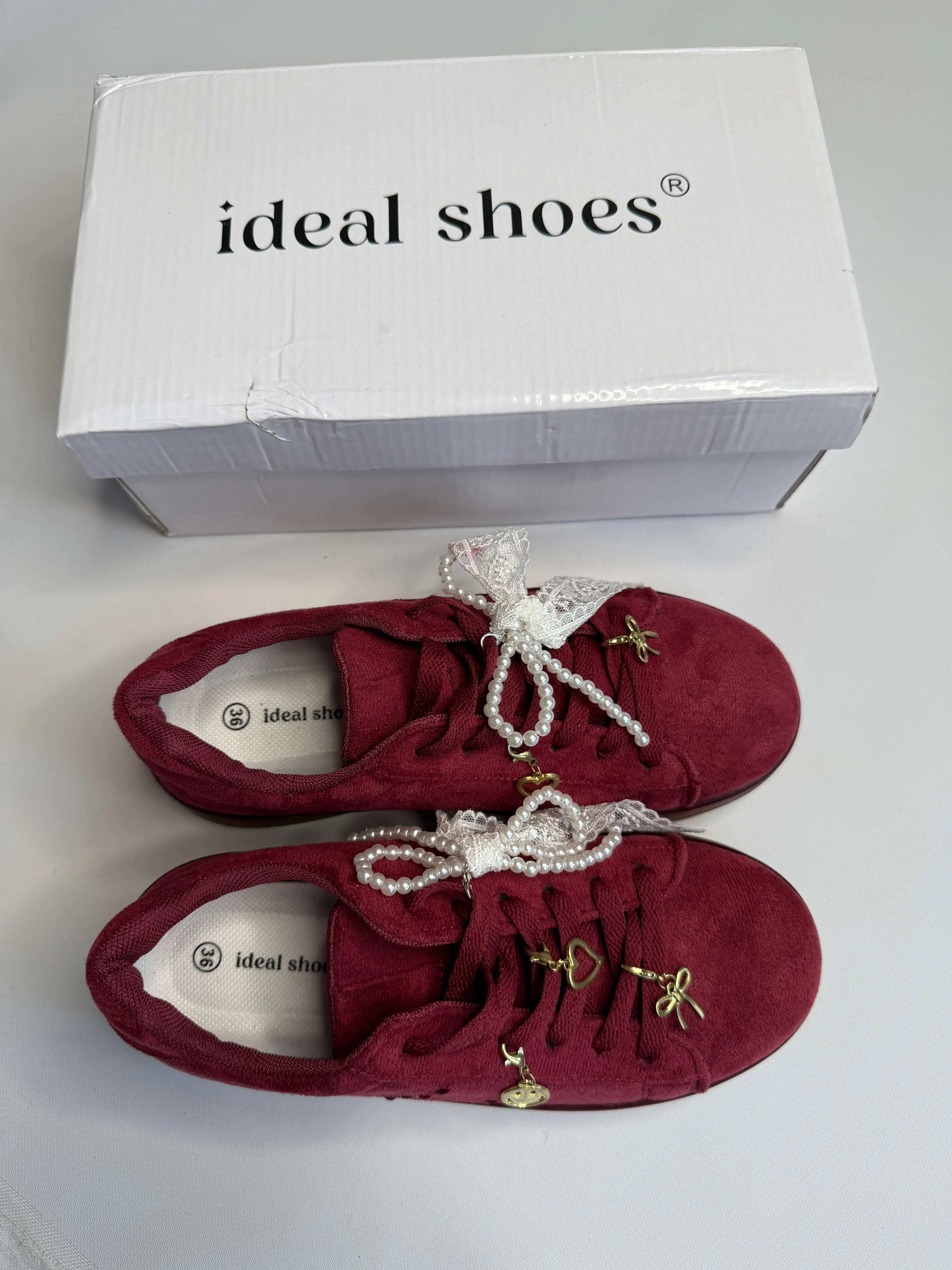 Sneakersy damskie bordowe zamszowe z ozdobnymi zawieszkami i perłową kokardą Stylowa XL