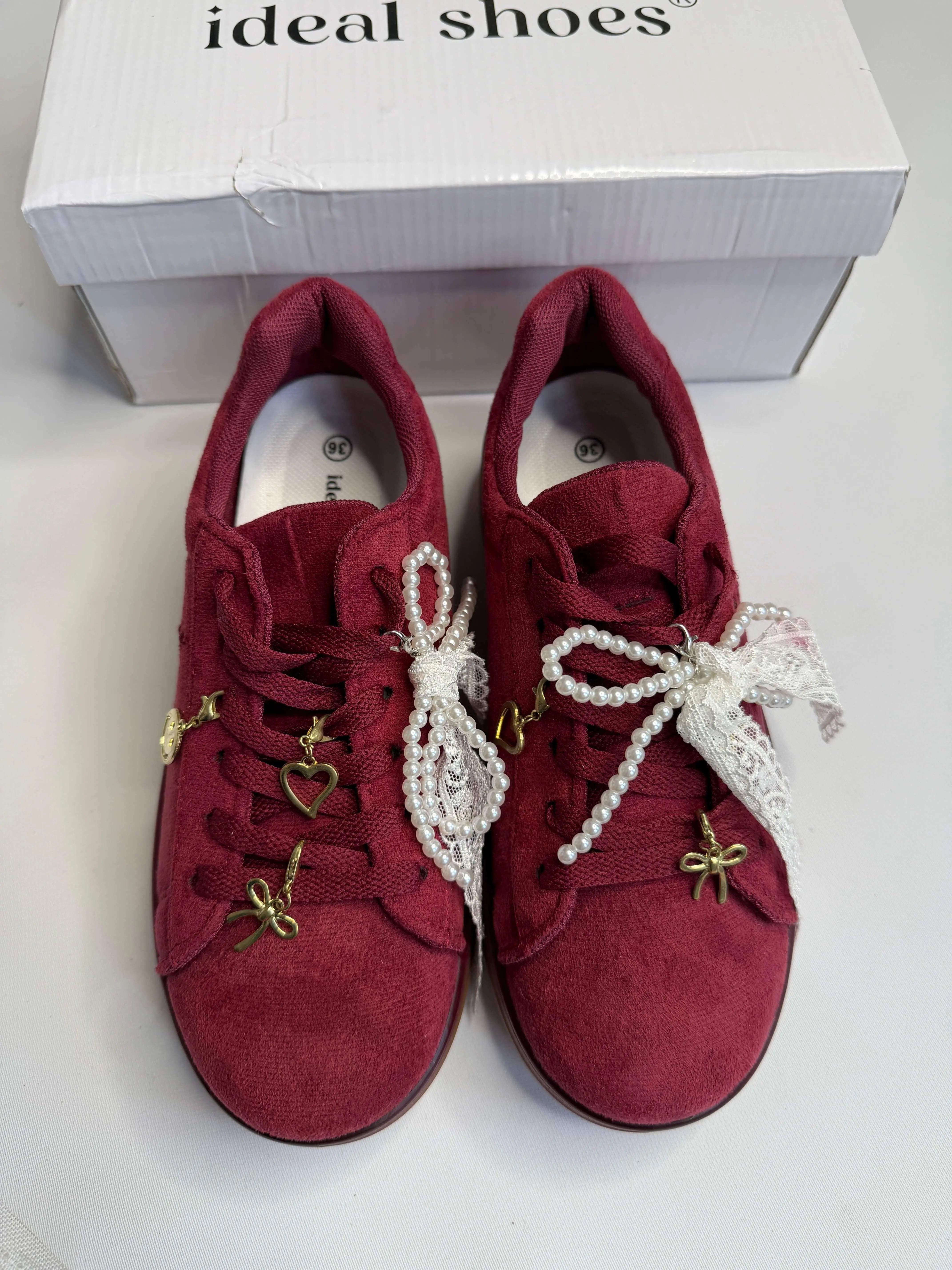 Sneakersy damskie bordowe zamszowe z ozdobnymi zawieszkami i perłową kokardą Stylowa XL