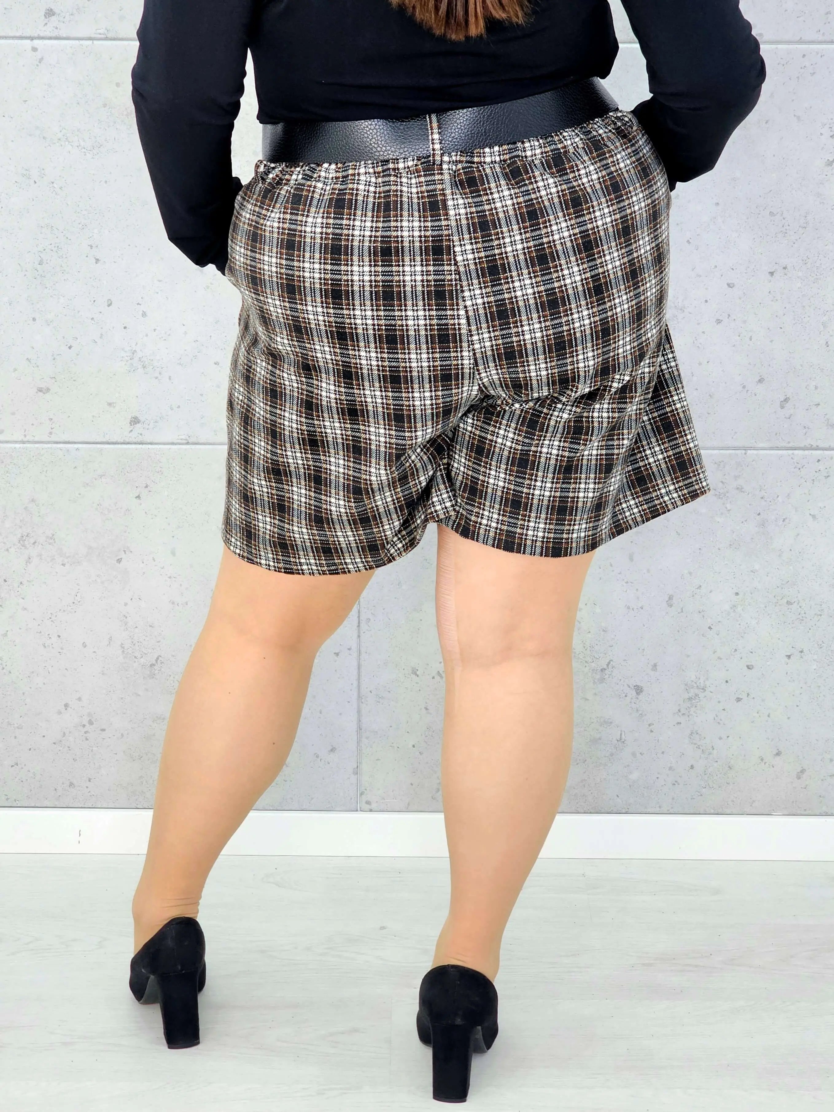 Spodenki plus size w kratkę – elegancki akcent w modzie XXL  Stylowa XL Stylowa XL