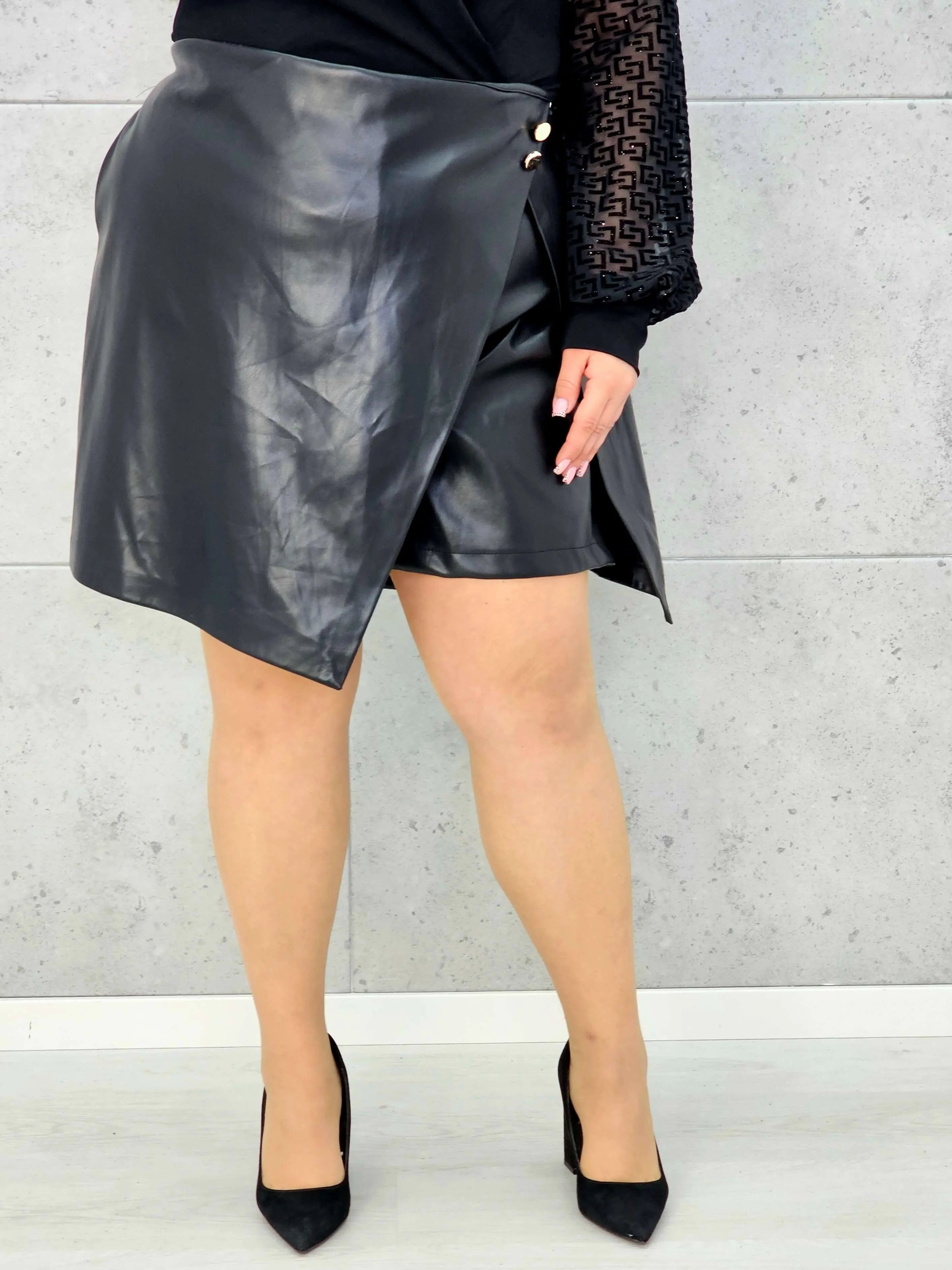 Spodenki plus size ze skórzanym efektem – styl i wygoda w jednym Stylowa XL Stylowa XL