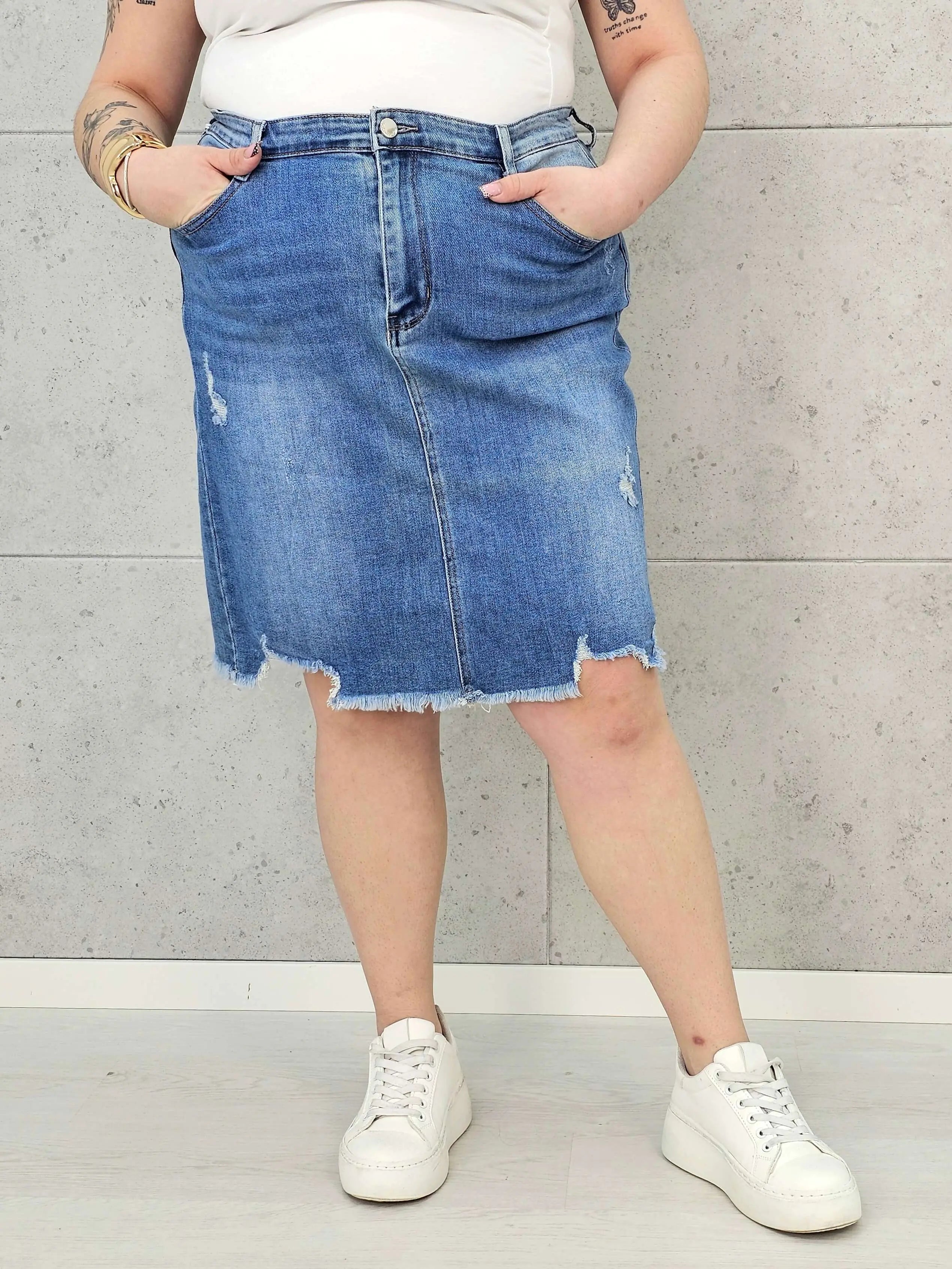 Spódnica jeansowa plus size z postrzępionym dołem — Stylowa i wygodna Stylowa XL