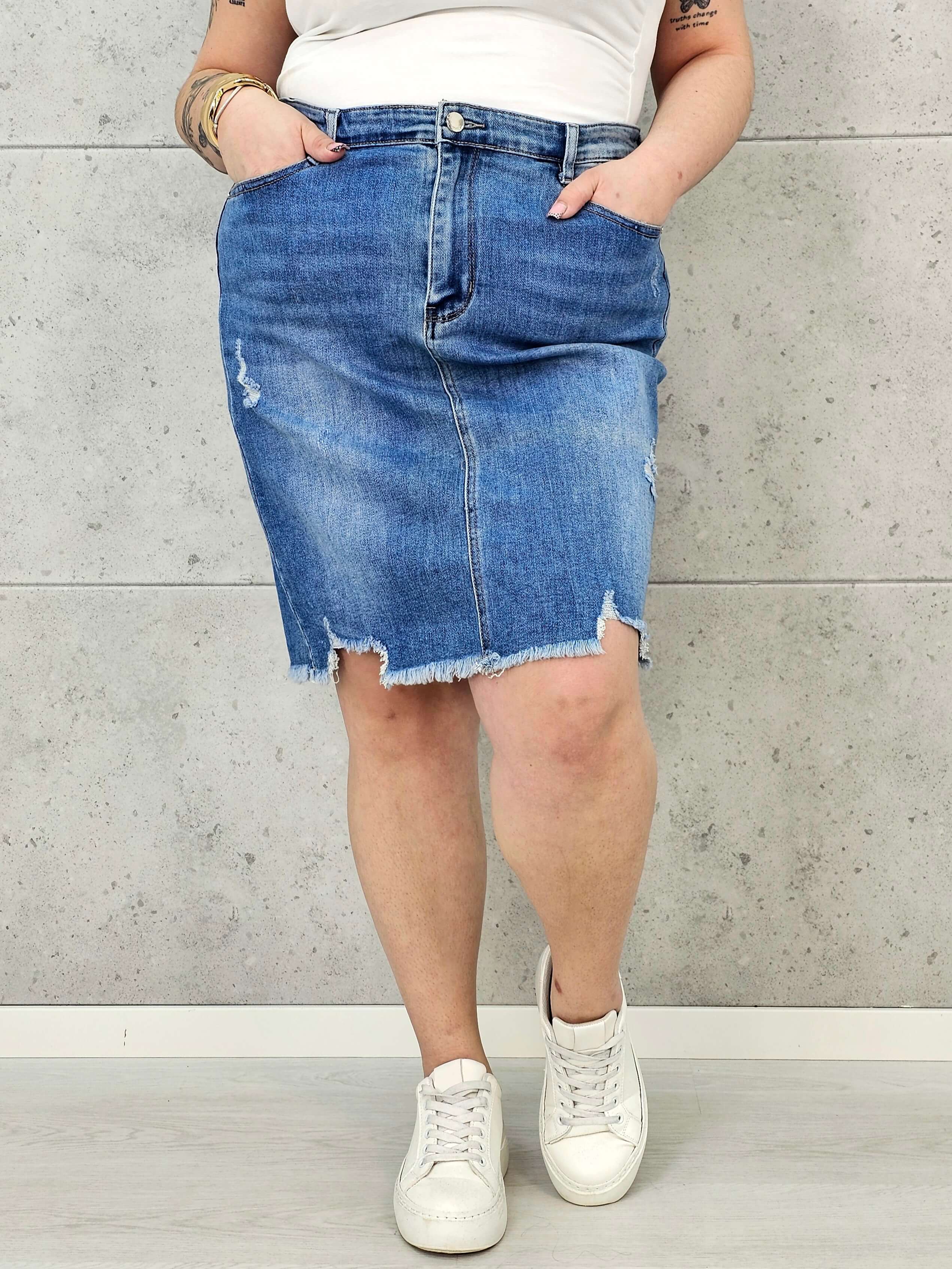 Spódnica jeansowa plus size z postrzępionym dołem. Stylowa i wygodna Stylowa XL