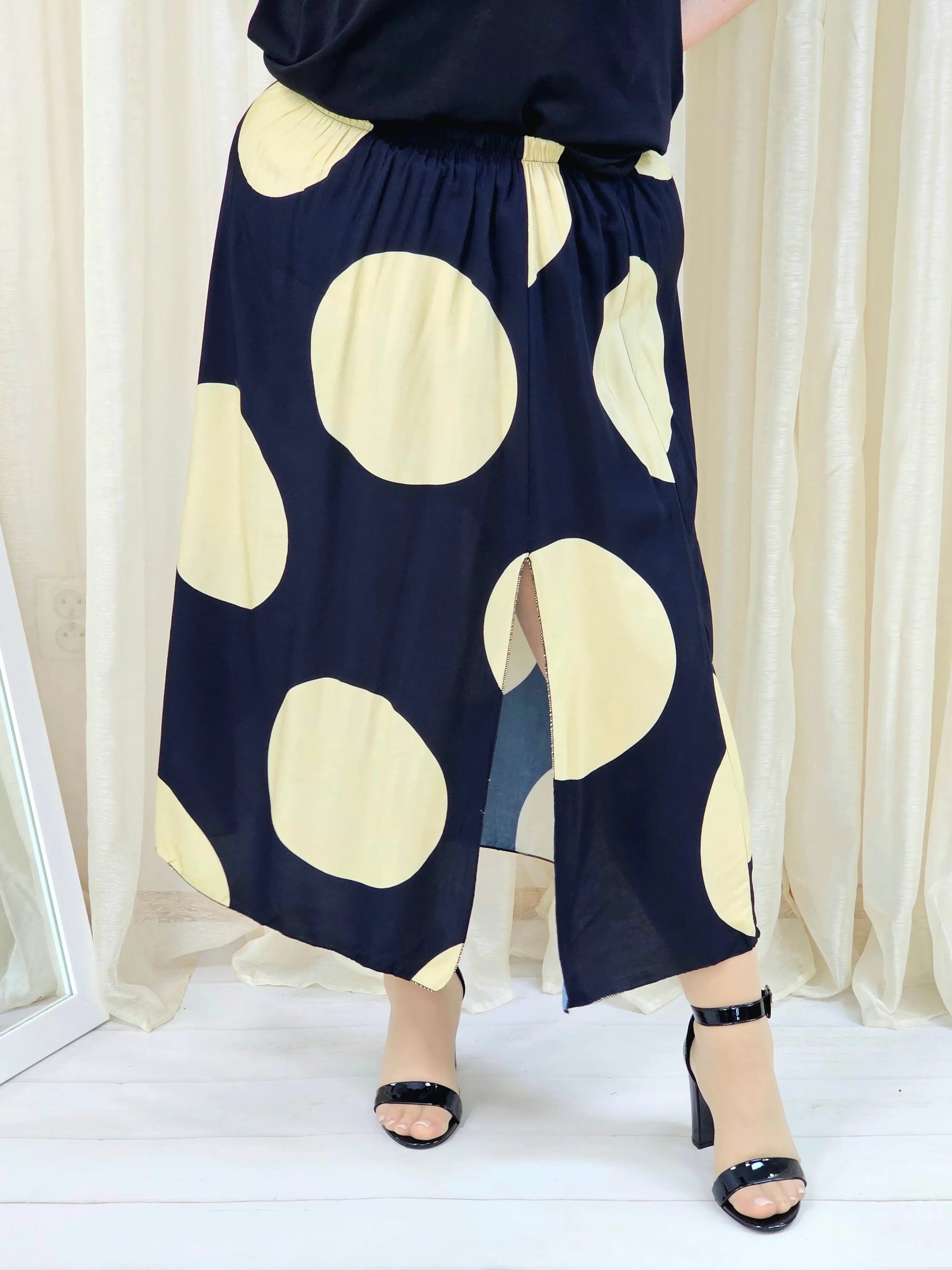 Spódnica plus size w grochy z rozcięciem – nowoczesna elegancja Stylowa XL Stylowa XL