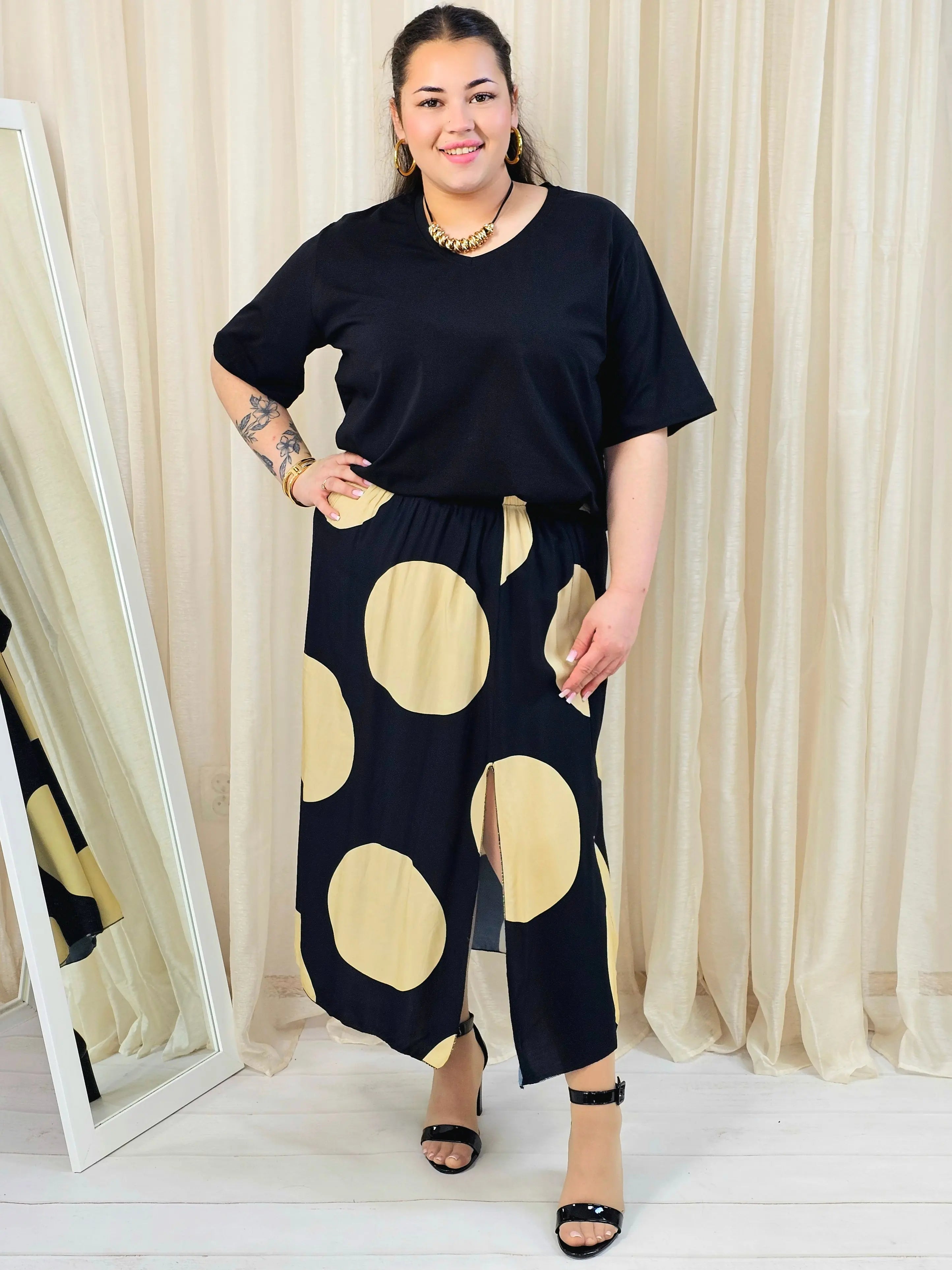 Spódnica plus size w grochy z rozcięciem – nowoczesna elegancja Stylowa XL Stylowa XL