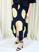 Spódnica plus size w grochy z rozcięciem – nowoczesna elegancja Stylowa XL Stylowa XL