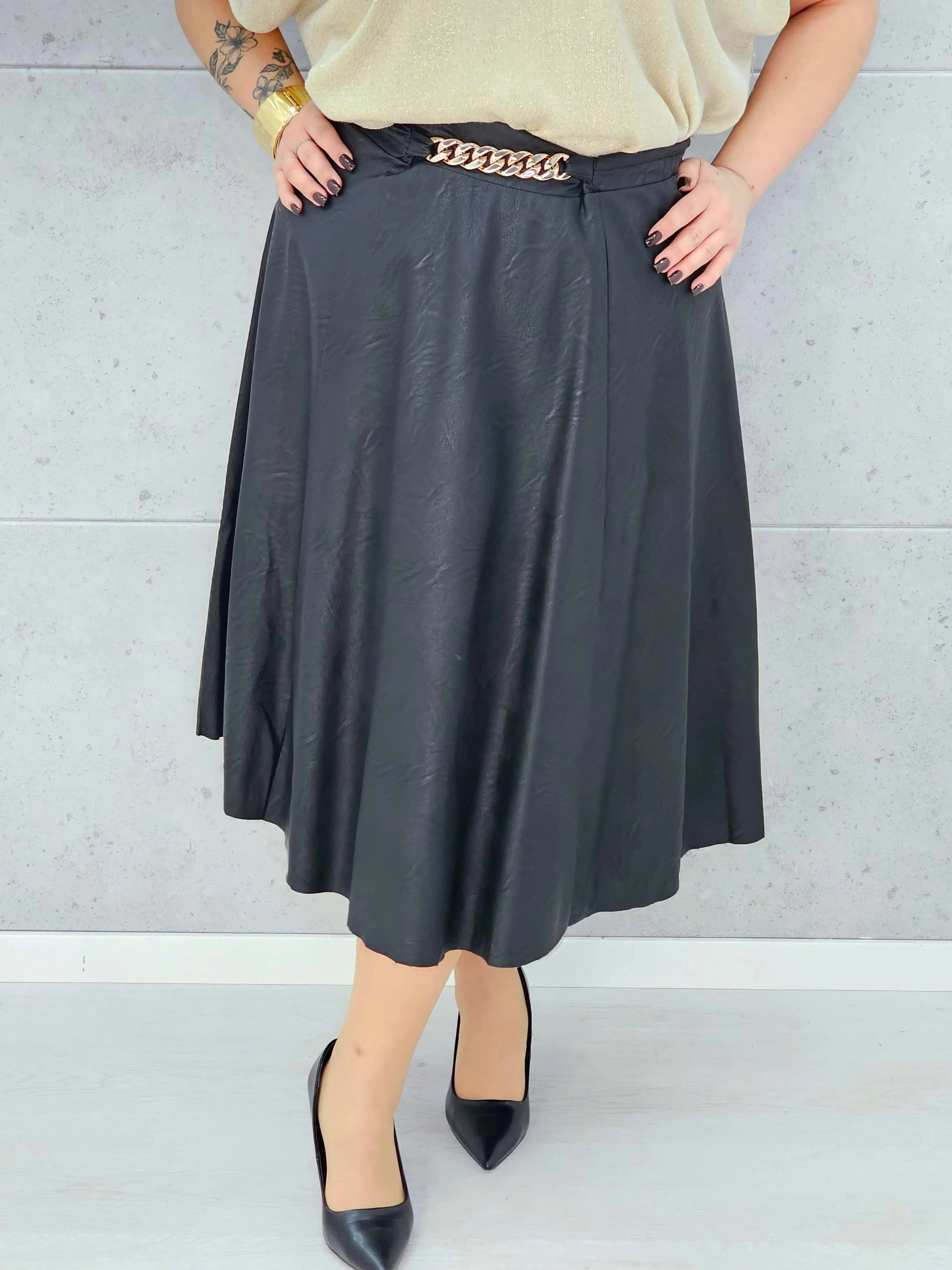 Spódnica z ekoskóry z ozdobnym łańcuchem – elegancja w wersji plus size Stylowa XL