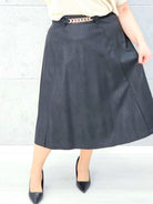 Spódnica z ekoskóry z ozdobnym łańcuchem – elegancja w wersji plus size Stylowa XL