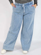 Spodnie Plus Size Jasne Jeansy z Gumką w Pasie – Wygodne i Stylowe XXL Stylowa XL