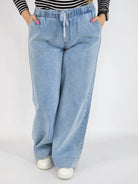 Spodnie Plus Size Jasne Jeansy z Gumką w Pasie – Wygodne i Stylowe XXL Stylowa XL