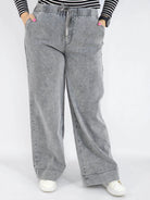 Spodnie Plus Size Szare Jeansy z Gumką w Pasie – Wygodne i Stylowe XXL Stylowa XL