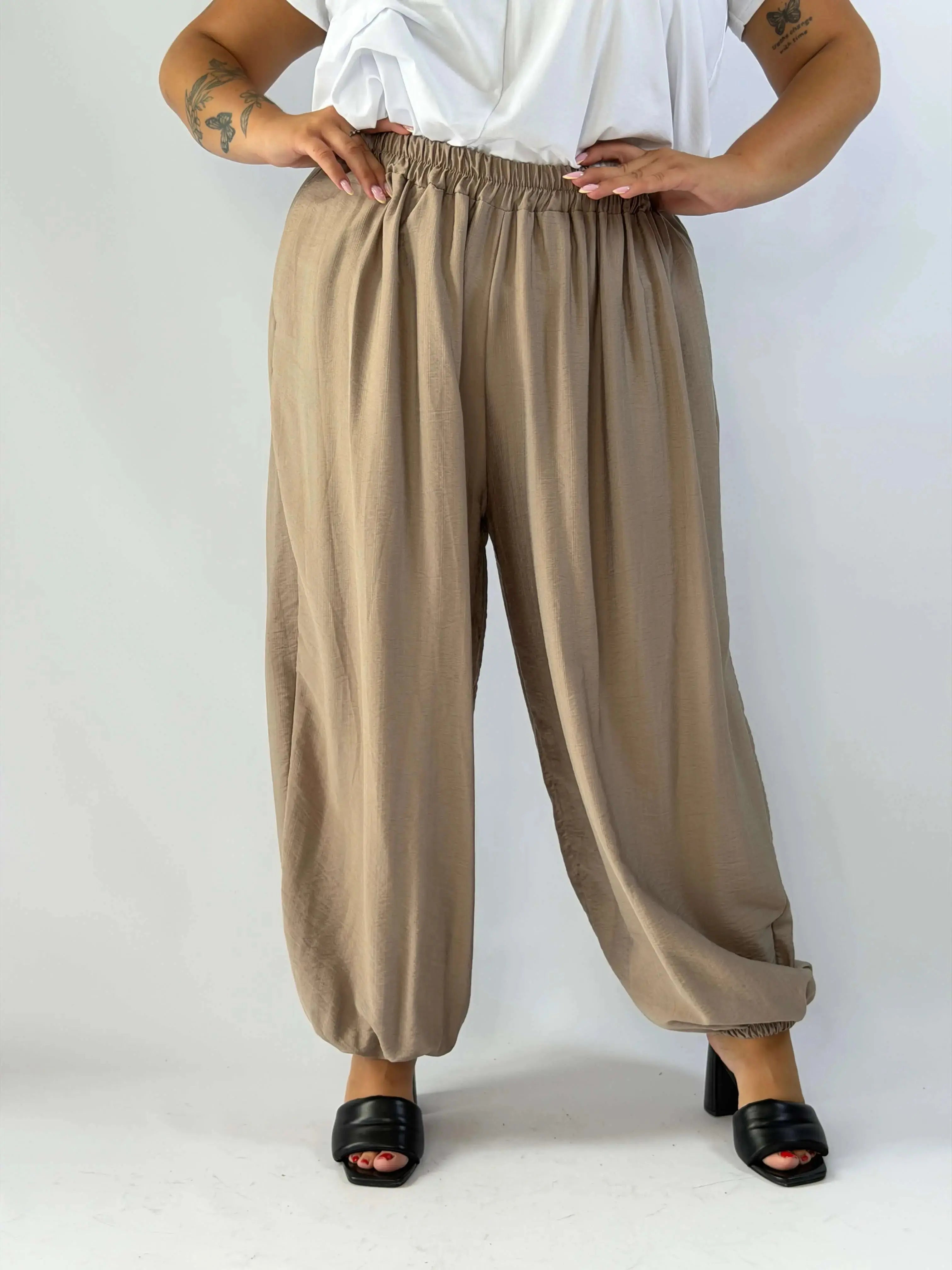 Spodnie Plus Size z gumką na nogawkach – lekkie i wygodne Stylowa XL