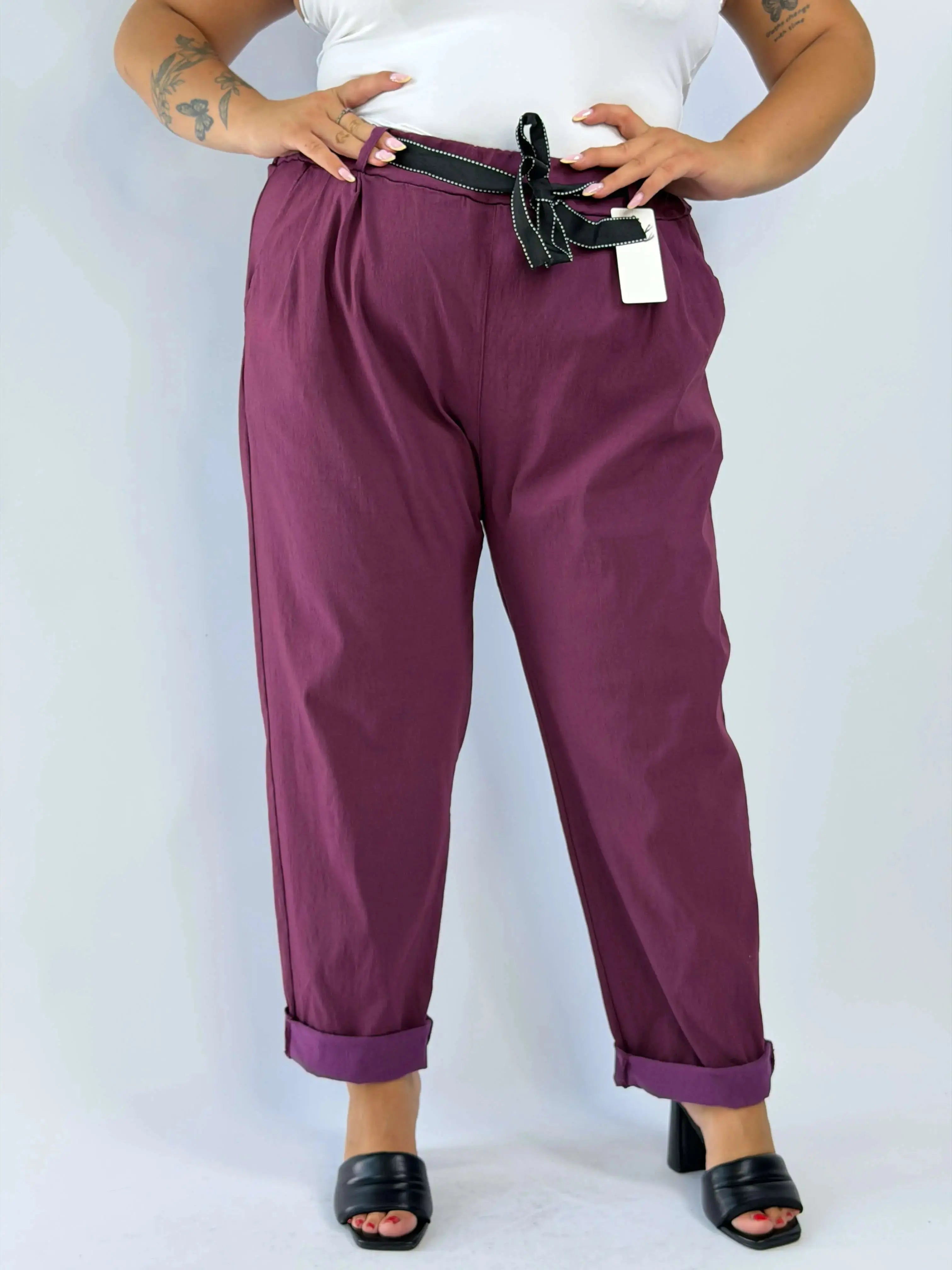 Spodnie Plus Size z ozdobnym paskiem – wygodne i stylowe Stylowa XL