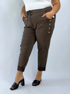 Spodnie Plus Size z ozdobnymi guzikami – wygodne i stylowe Stylowa XL