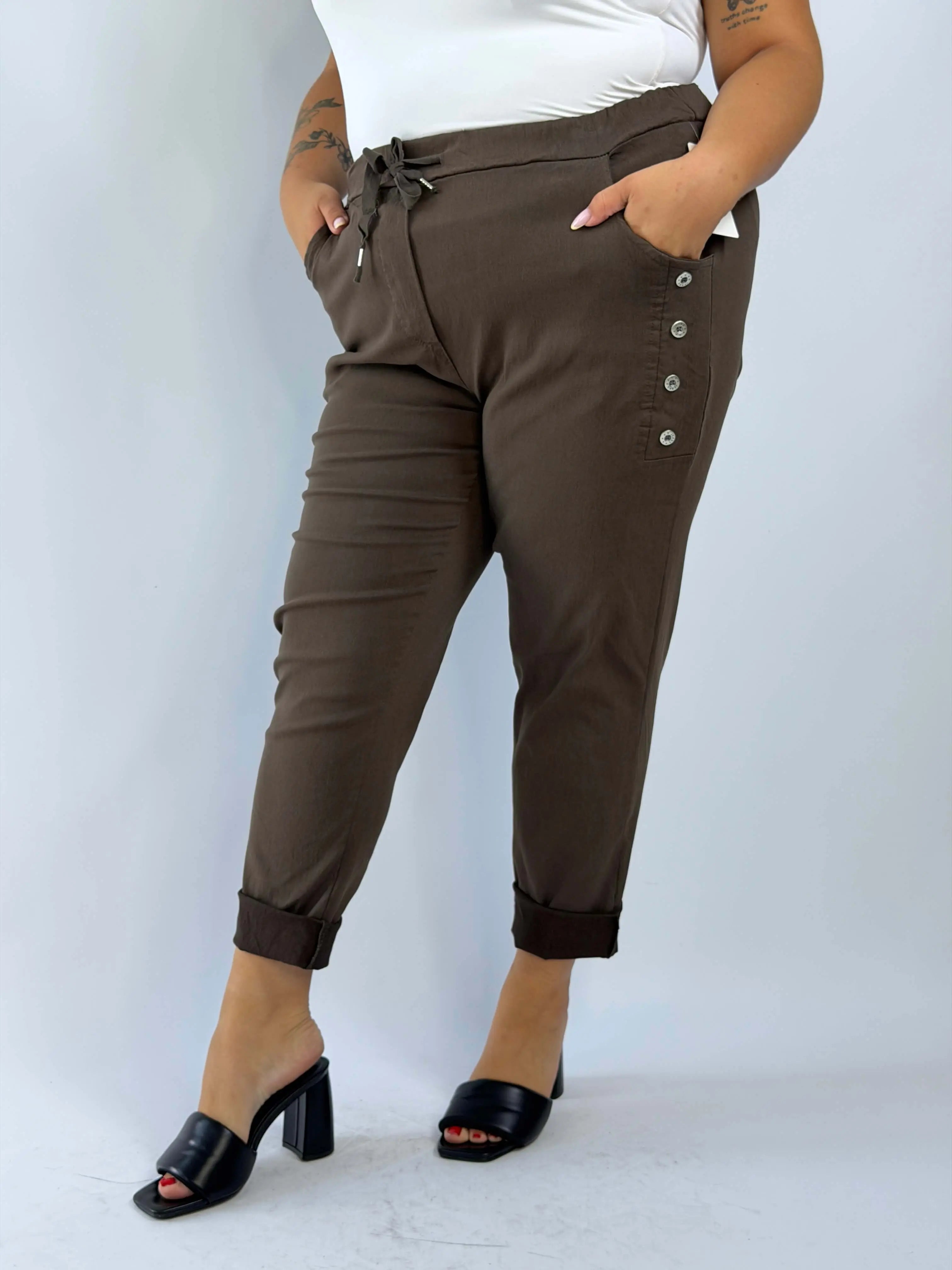 Spodnie Plus Size z ozdobnymi guzikami – wygodne i stylowe Stylowa XL