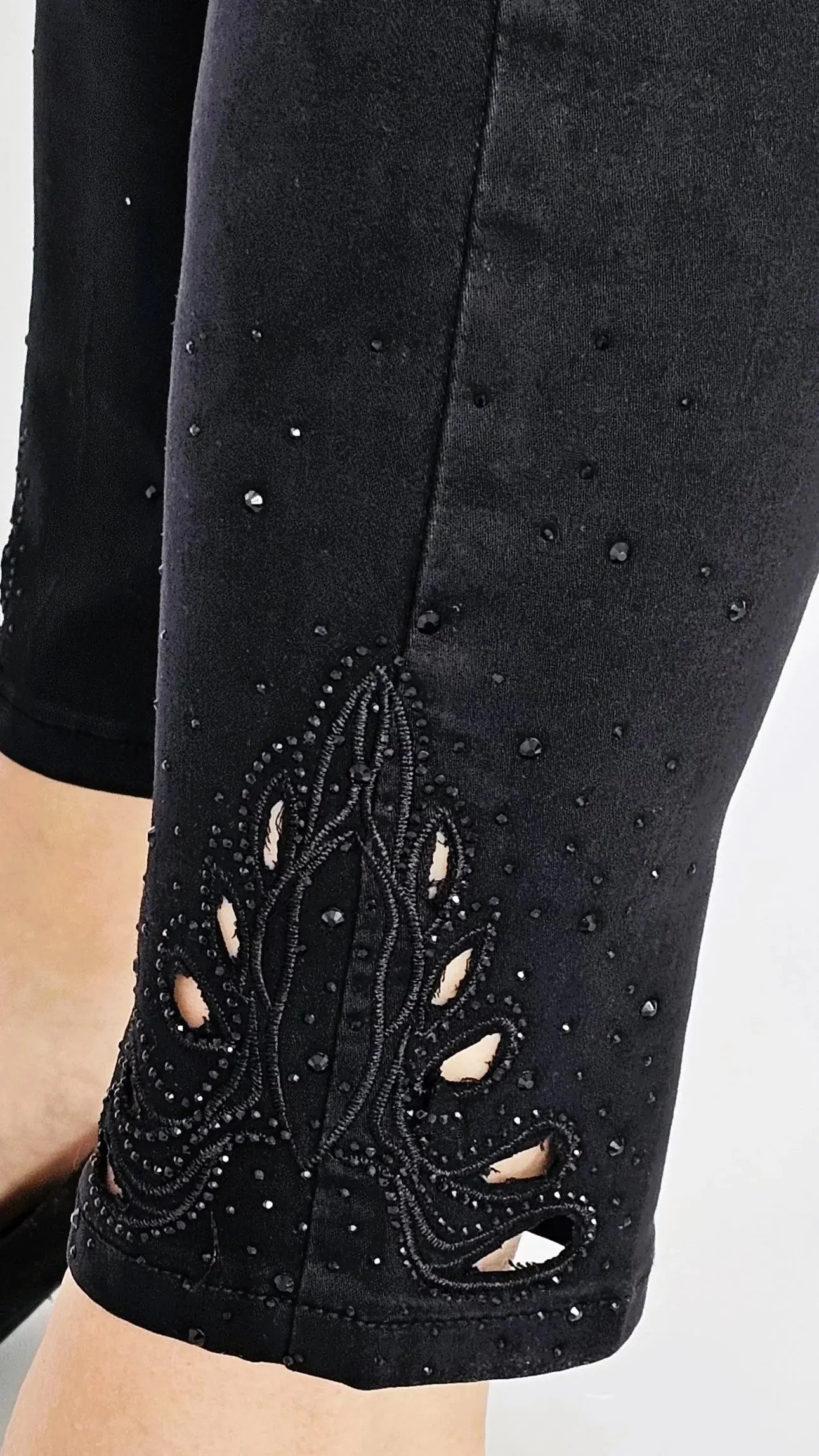 Spodnie czarne z cyrkonii przy nogawce Stylowa XL