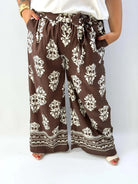 Spodnie damskie plus size z wiązaniem – wygoda i kobiecy styl Stylowa XL