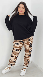 Spodnie gnieciuchy z wzorem moro brąz Stylowa XL