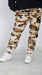 Spodnie gnieciuchy z wzorem moro brąz Stylowa XL