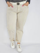 Spodnie jeans plus size – beżowe klasyczne jeansy z paskiem Stylowa XL