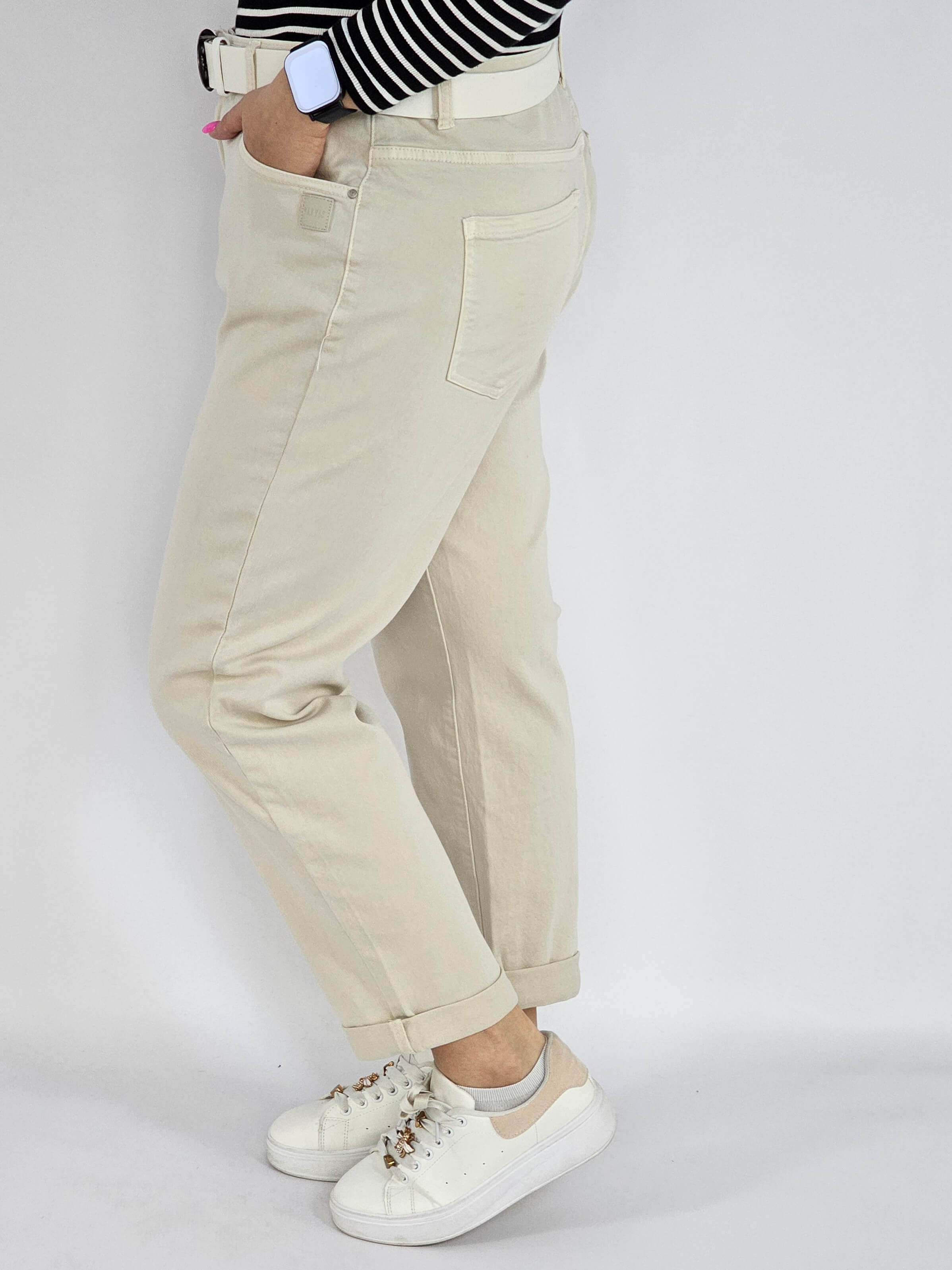 Spodnie jeans plus size – beżowe klasyczne jeansy z paskiem Stylowa XL