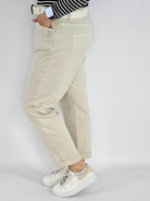 Spodnie jeans plus size – beżowe klasyczne jeansy z paskiem Stylowa XL