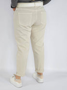 Spodnie jeans plus size – beżowe klasyczne jeansy z paskiem Stylowa XL