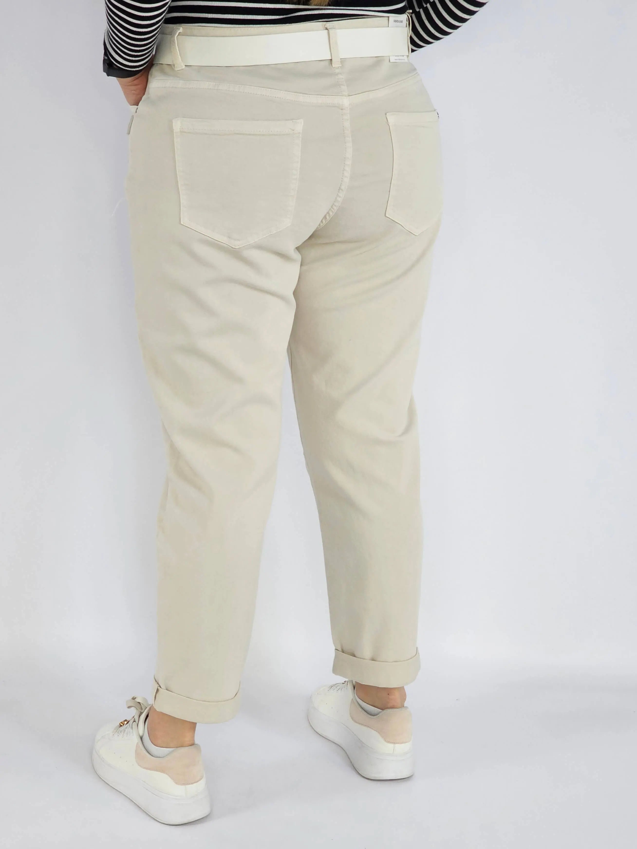 Spodnie jeans plus size – beżowe klasyczne jeansy z paskiem Stylowa XL
