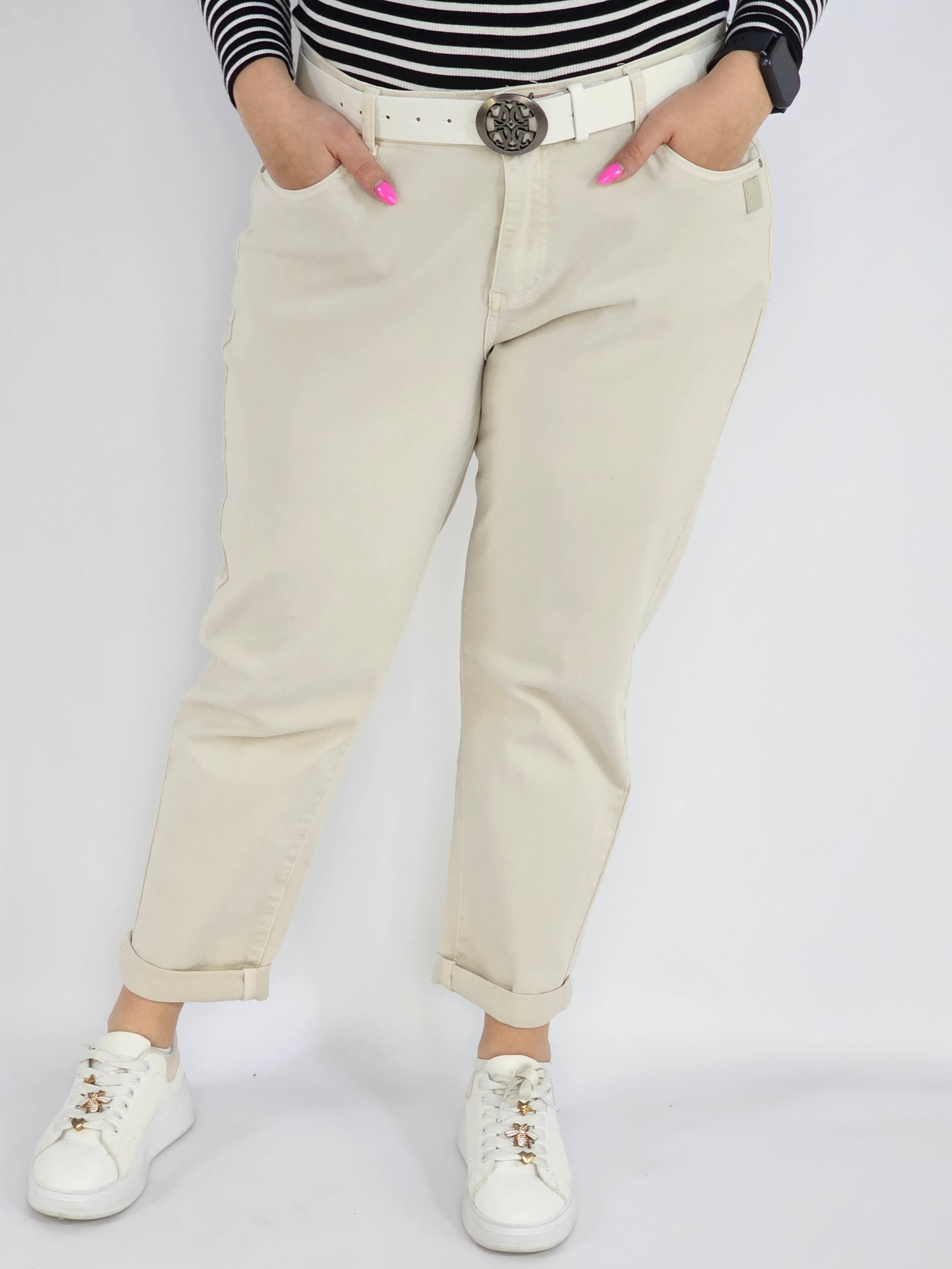 Spodnie jeans plus size – beżowe klasyczne jeansy z paskiem Stylowa XL