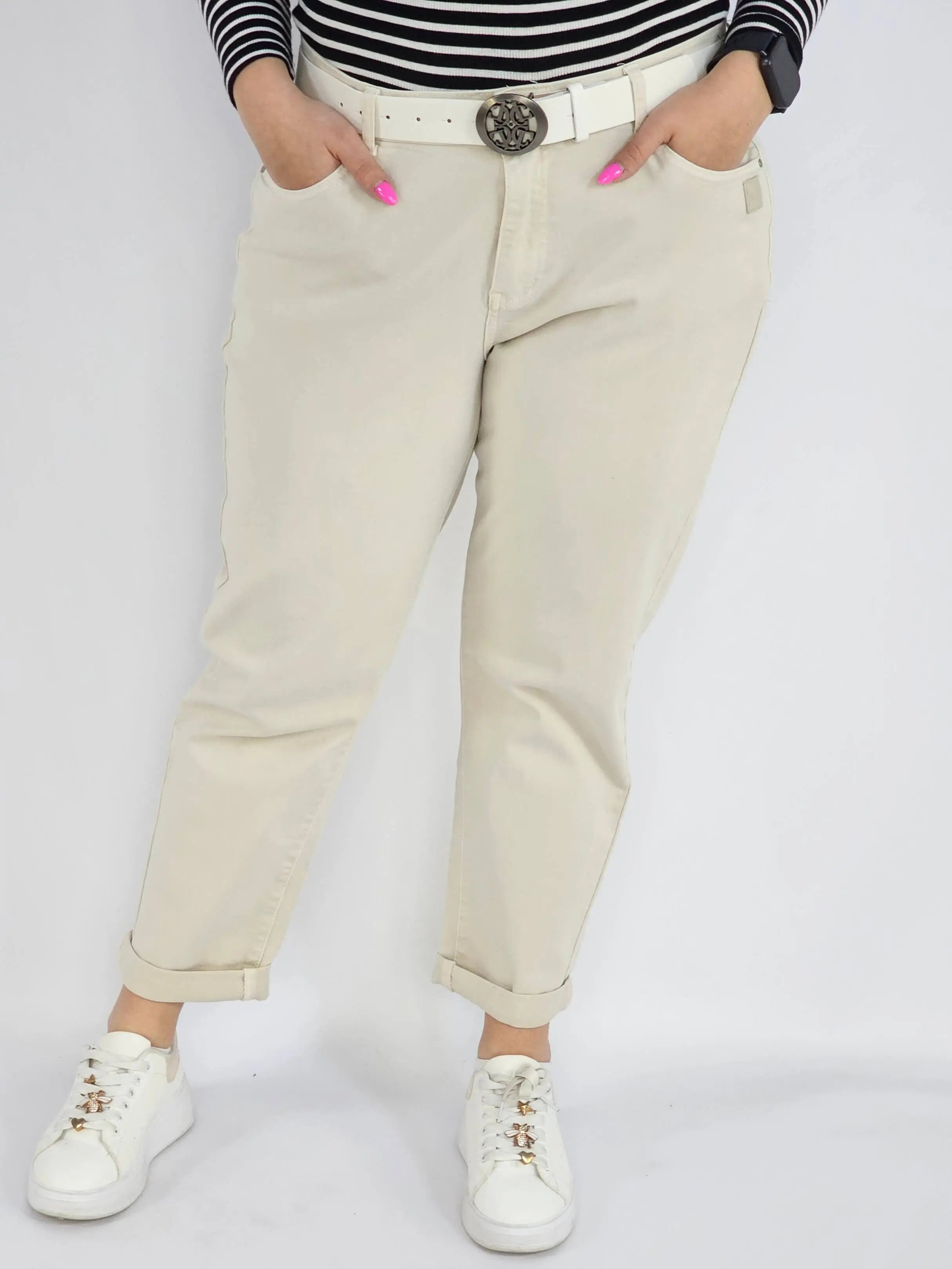 Spodnie jeans plus size – beżowe klasyczne jeansy z paskiem Stylowa XL