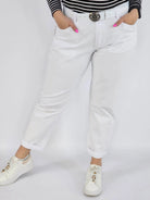 Spodnie jeans plus size – białe klasyczne jeansy z paskiem Stylowa XL