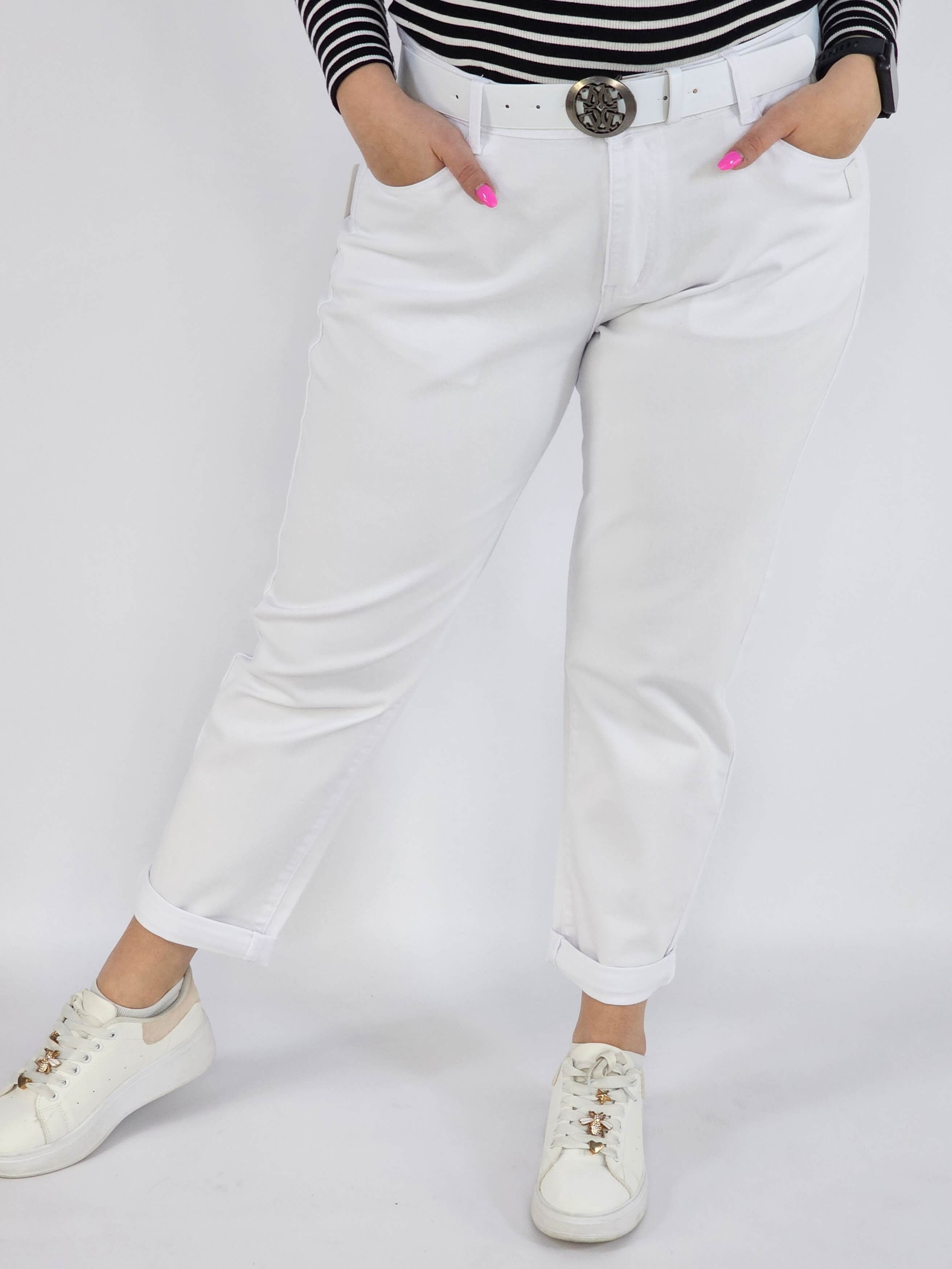 Spodnie jeans plus size – białe klasyczne jeansy z paskiem Stylowa XL