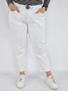 Spodnie jeans plus size – białe klasyczne jeansy z paskiem Stylowa XL